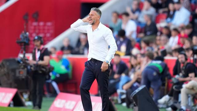 Martín Demichelis als Trainer am Spielfeldrand