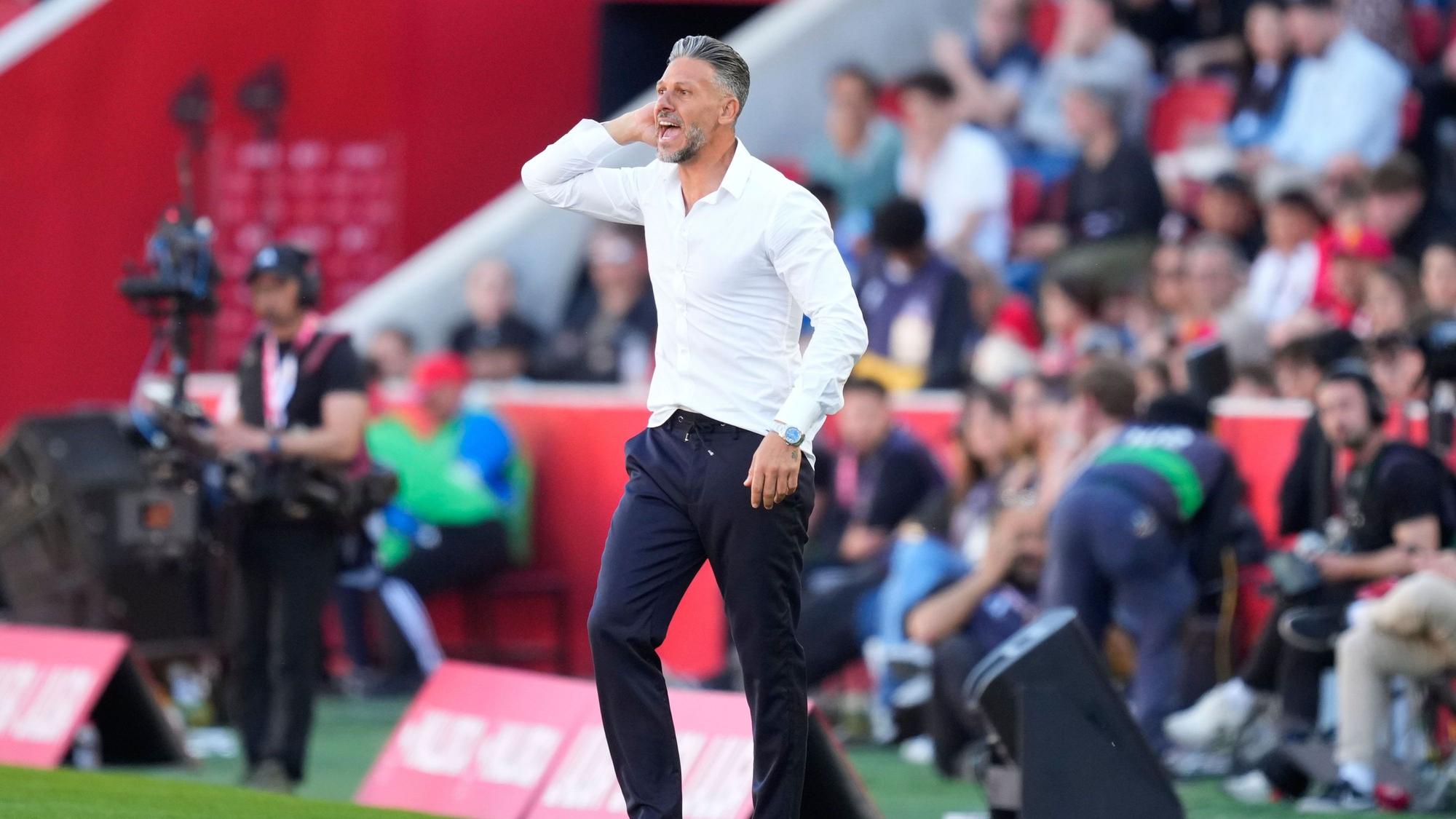 Martín Demichelis als Trainer am Spielfeldrand