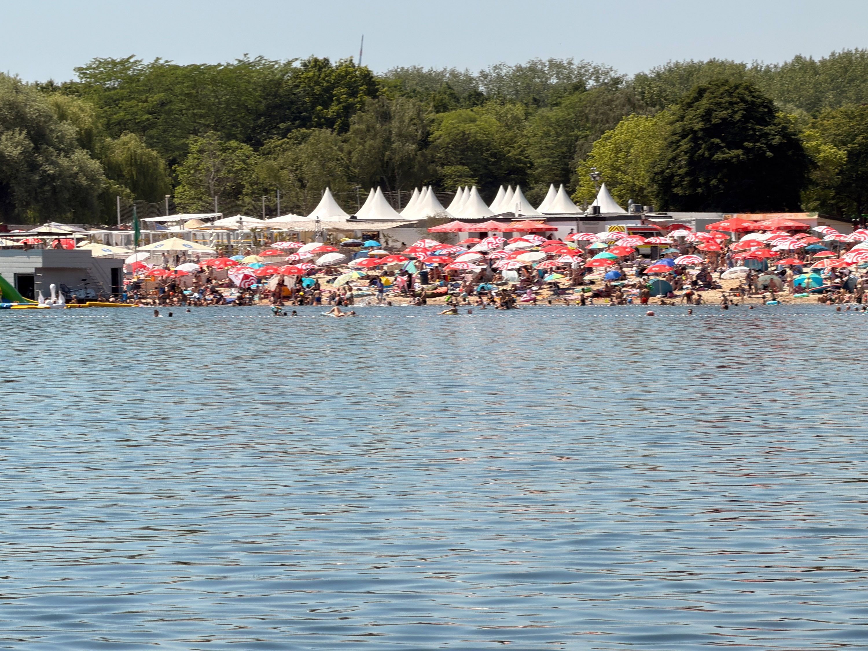 Auf dem Bild ist der Strand vom Otto-Maigler-See zu sehen.