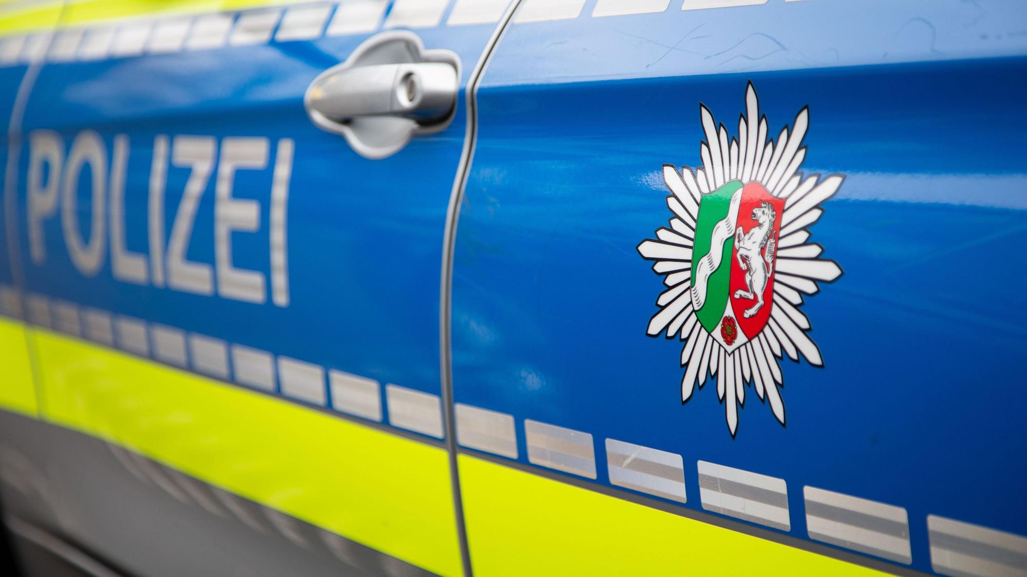 Blick auf ein Emblem der Polizei in NRW an einem Polizeiauto