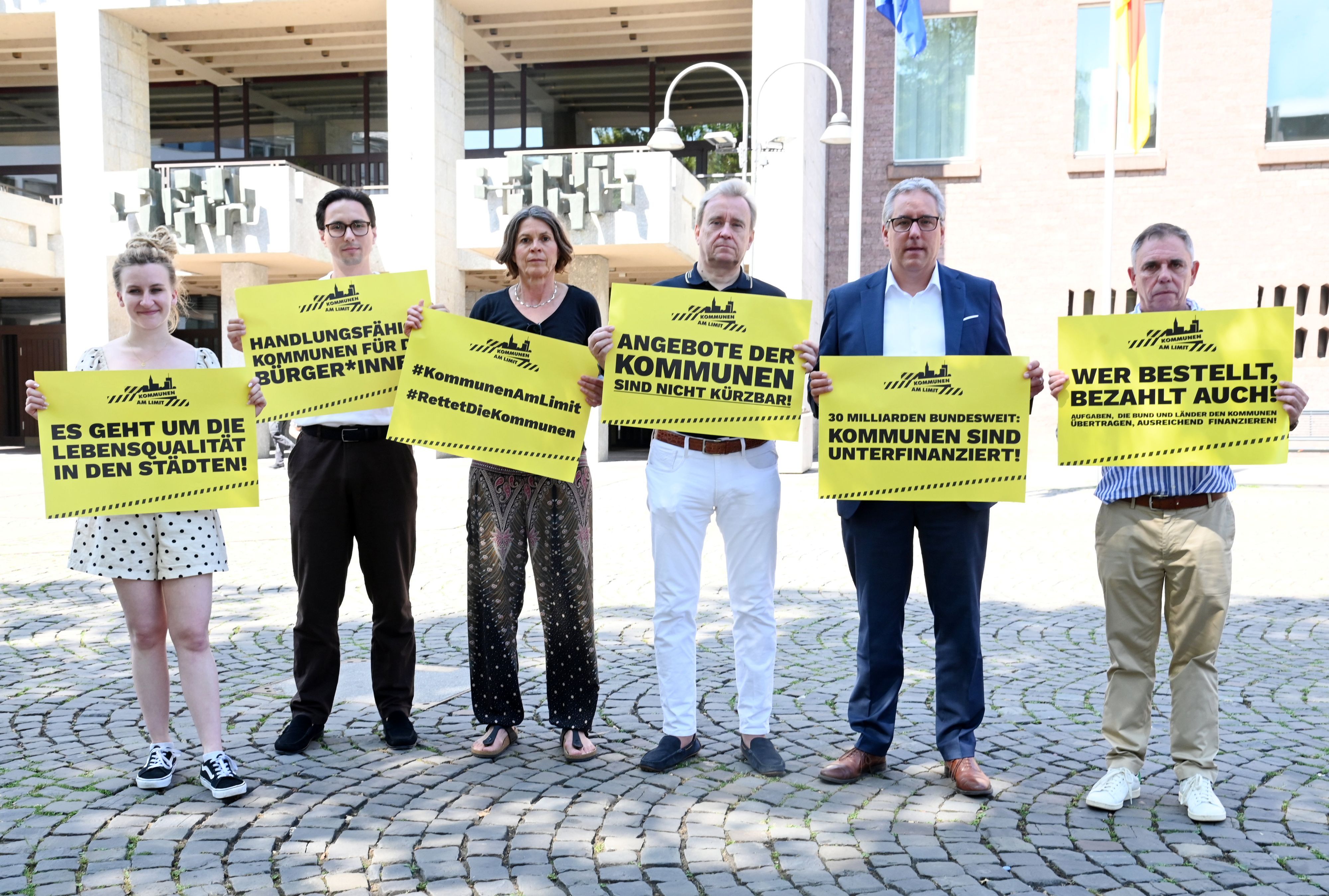 Zusammen auf dem Alter Markt: Die Fraktionsvorsitzenden Isabel Gerken (Linke), Sergen Belen (Volt), Christiane Martin (Grüne), Bernd Petelkau (CDU), Christian Joisten (SPD) und Fraktionsgeschäftsführer Uli Breite (FDP/KSG).