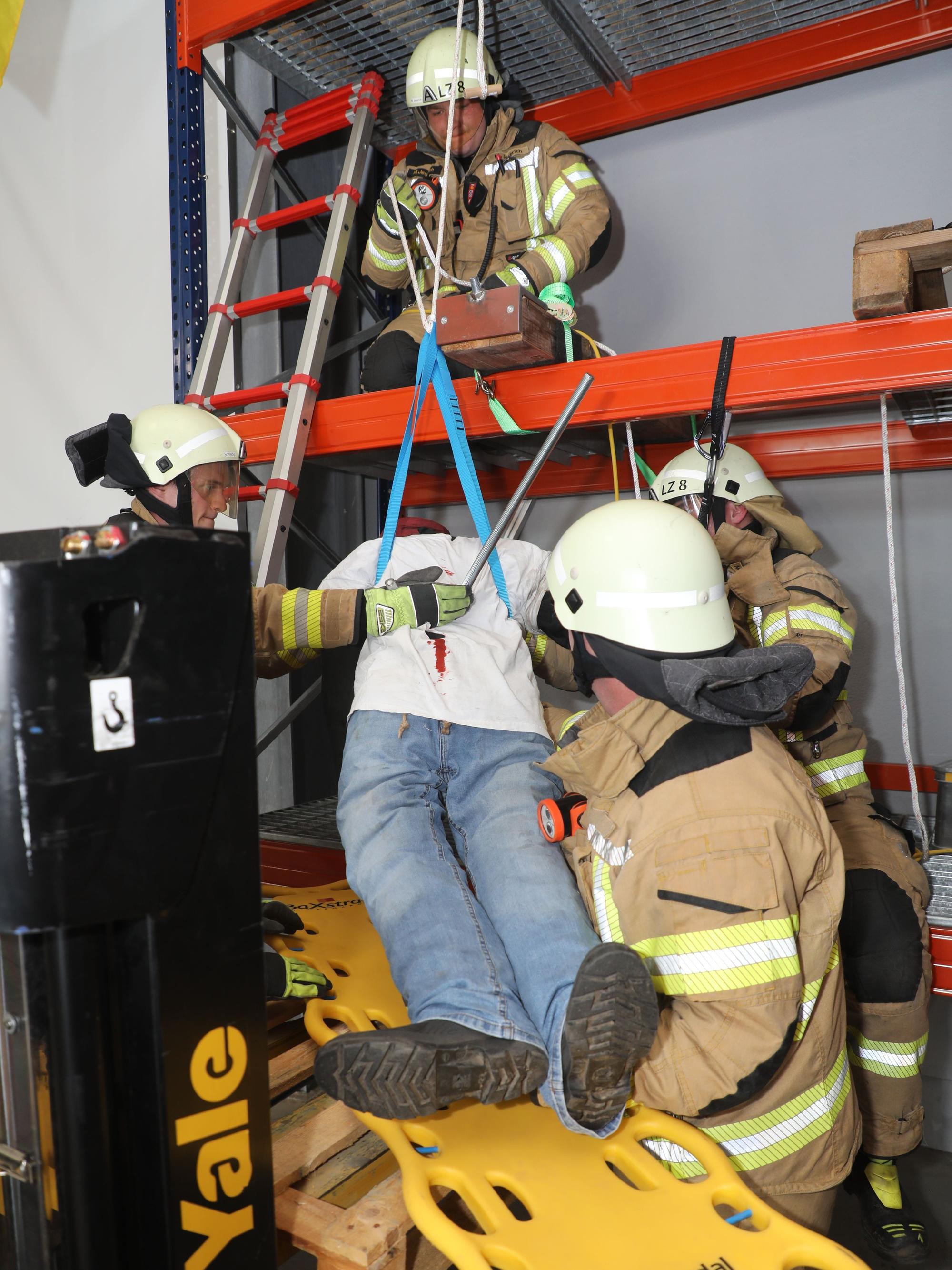 Ein Arbeiter ist nach einem Sturz von Gerüst auf eine Eisenstange gefallen, die seinen Korpus durchbohrt hat. Feuerwehrleute retten ihn.