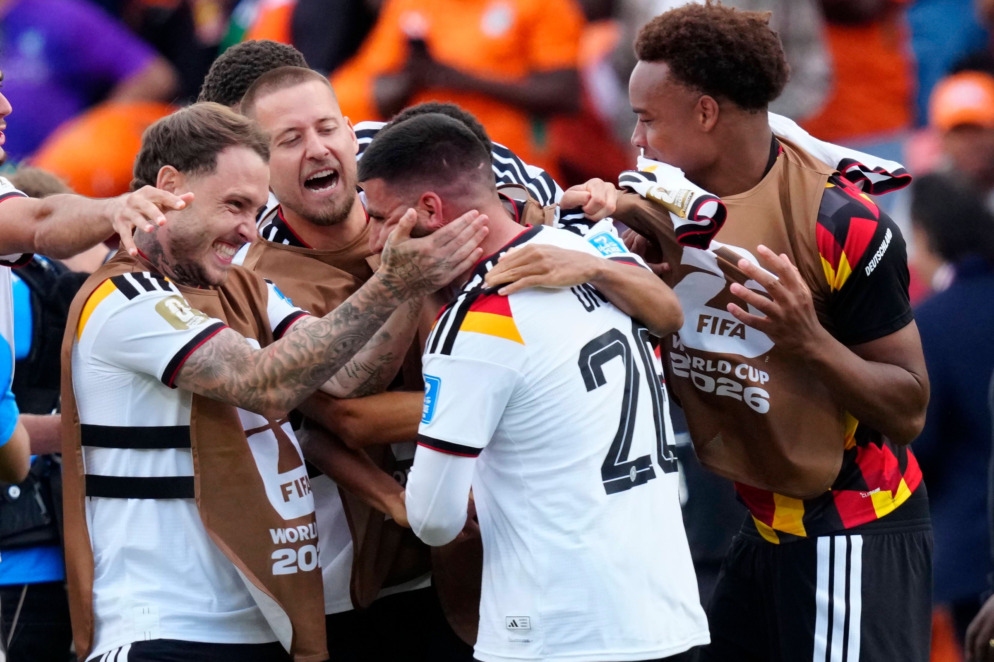 Deniz Undav wird von seinen Mitspielern als Matchwinner gefeiert.