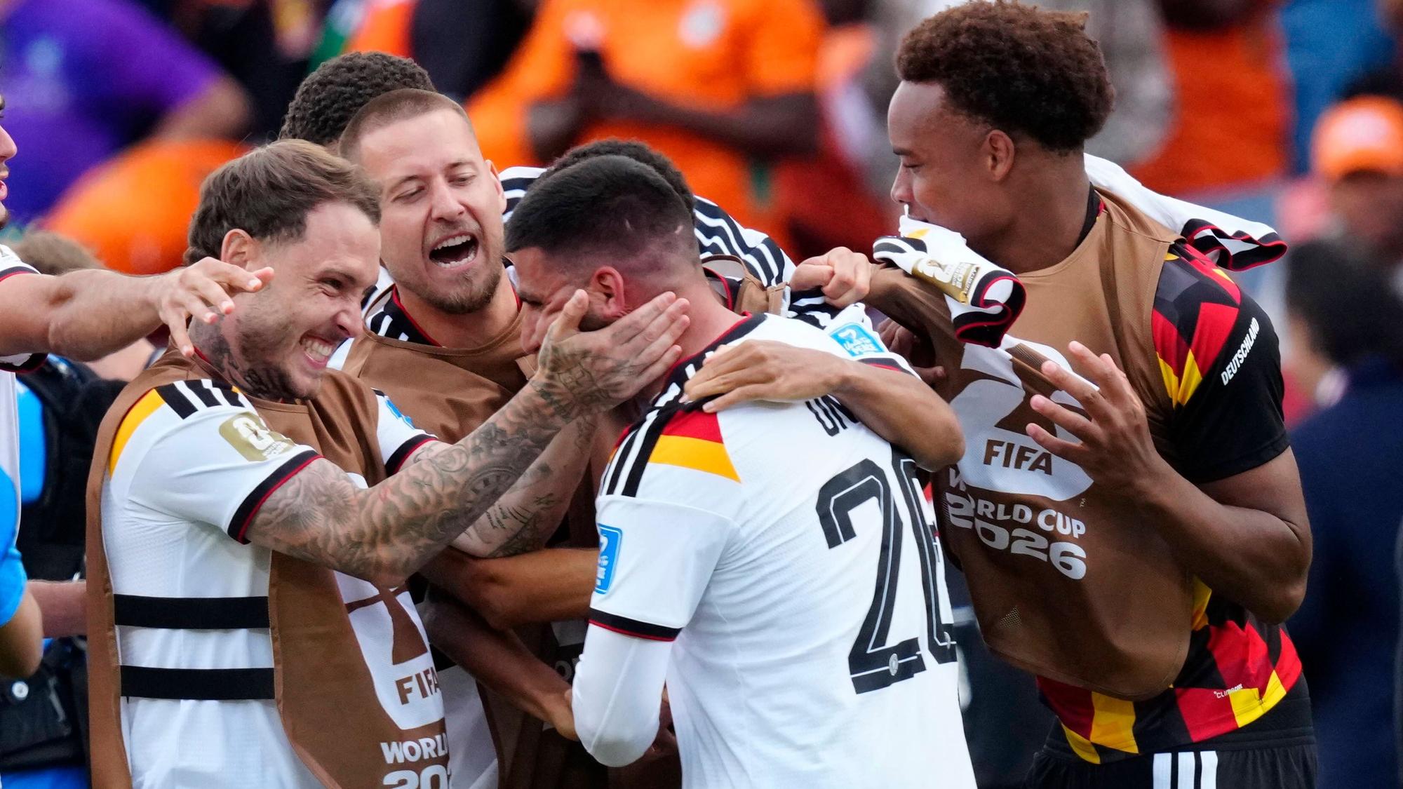Deniz Undav wird von seinen Mitspielern als Matchwinner gefeiert.