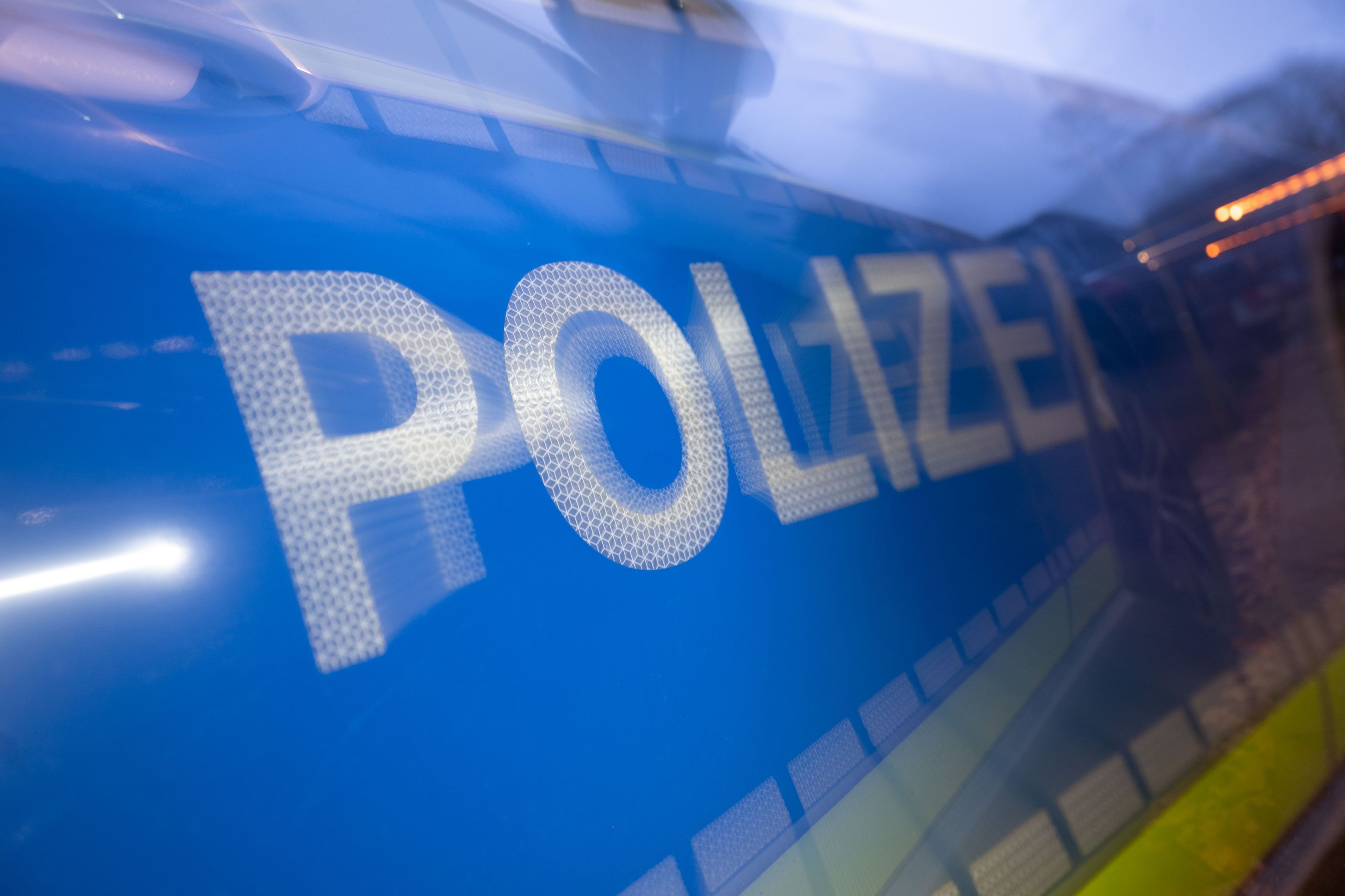 Das Wort Polizei ist auf der Karosserie eines Polizeifahrzeugs zu sehen.