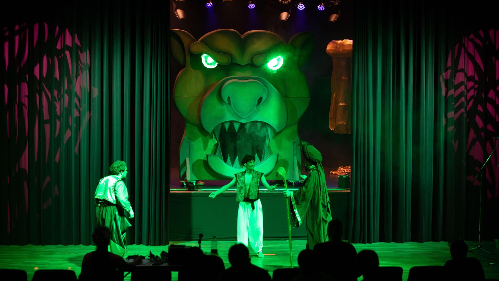 Drei Schüler der Max-Planck-Realschule stehen auf der Bühne im Porzer Rathaussaal und proben das Musical „Arabische Nächte“.