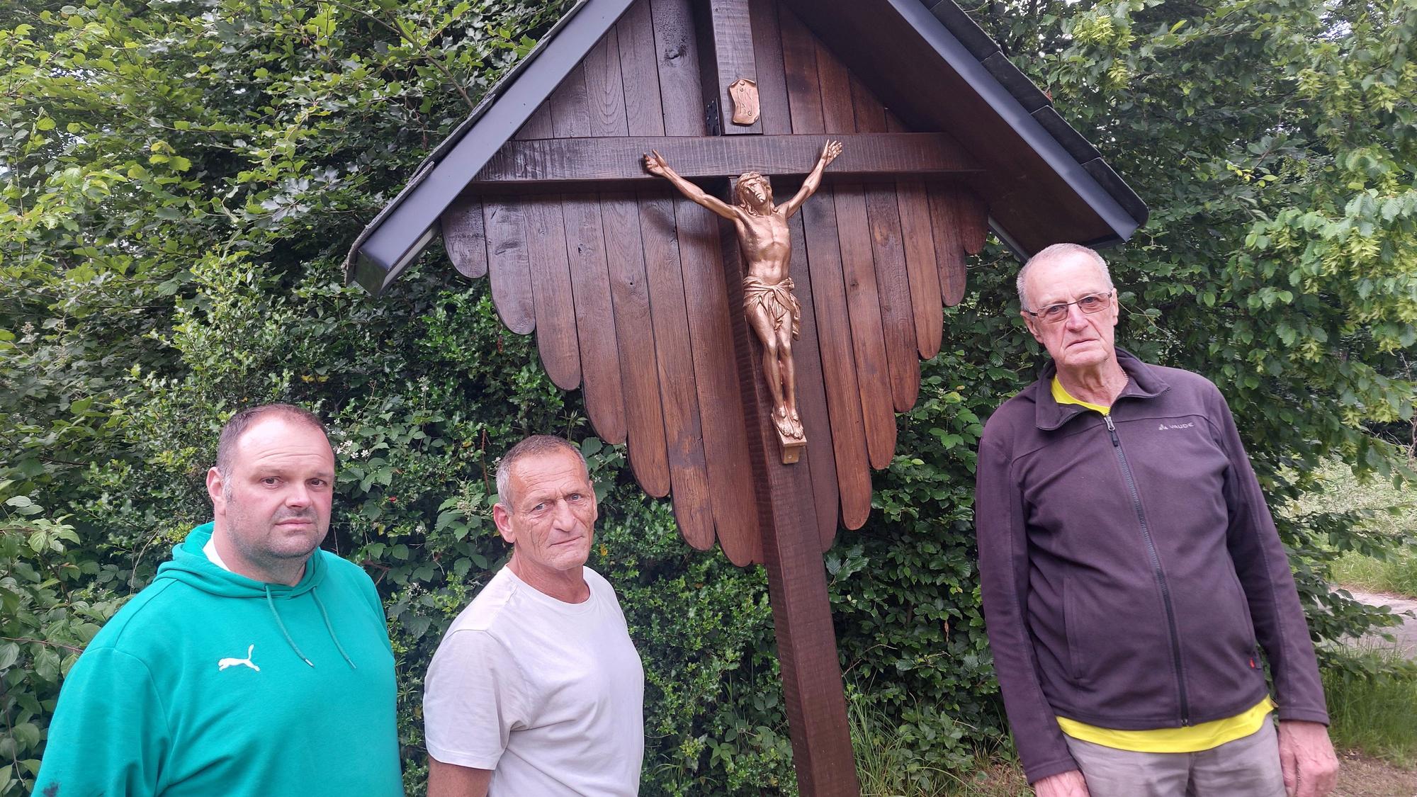 Sebastian Pauli und Uwe Brunsmeier unterstützten Ferdi Roth beim Aufstellen des Kreuzes.