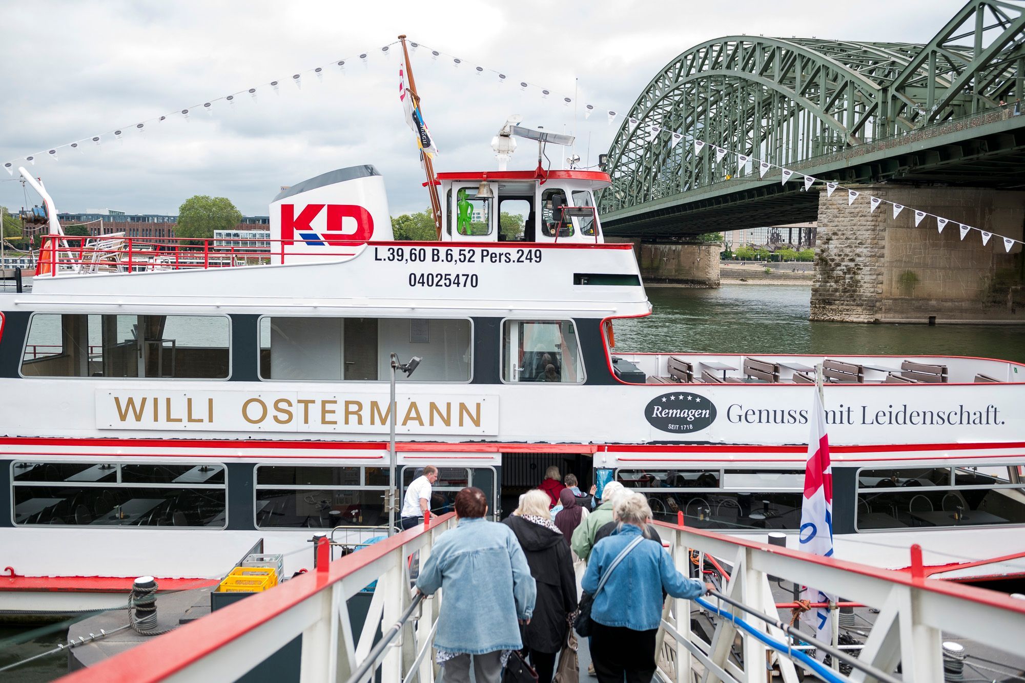 Eine Fahrt auf dem Rhein - ganz wie mit dem berühmten Müllemer Böötche. Die Rundschau-Altenhilfe hat eingeladen
