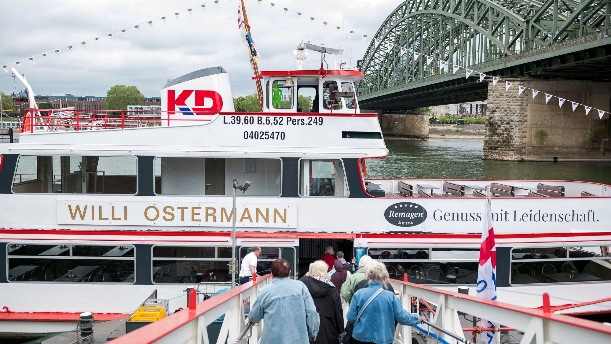 Eine Fahrt auf dem Rhein - ganz wie mit dem berühmten Müllemer Böötche. Die Rundschau-Altenhilfe hat eingeladen
