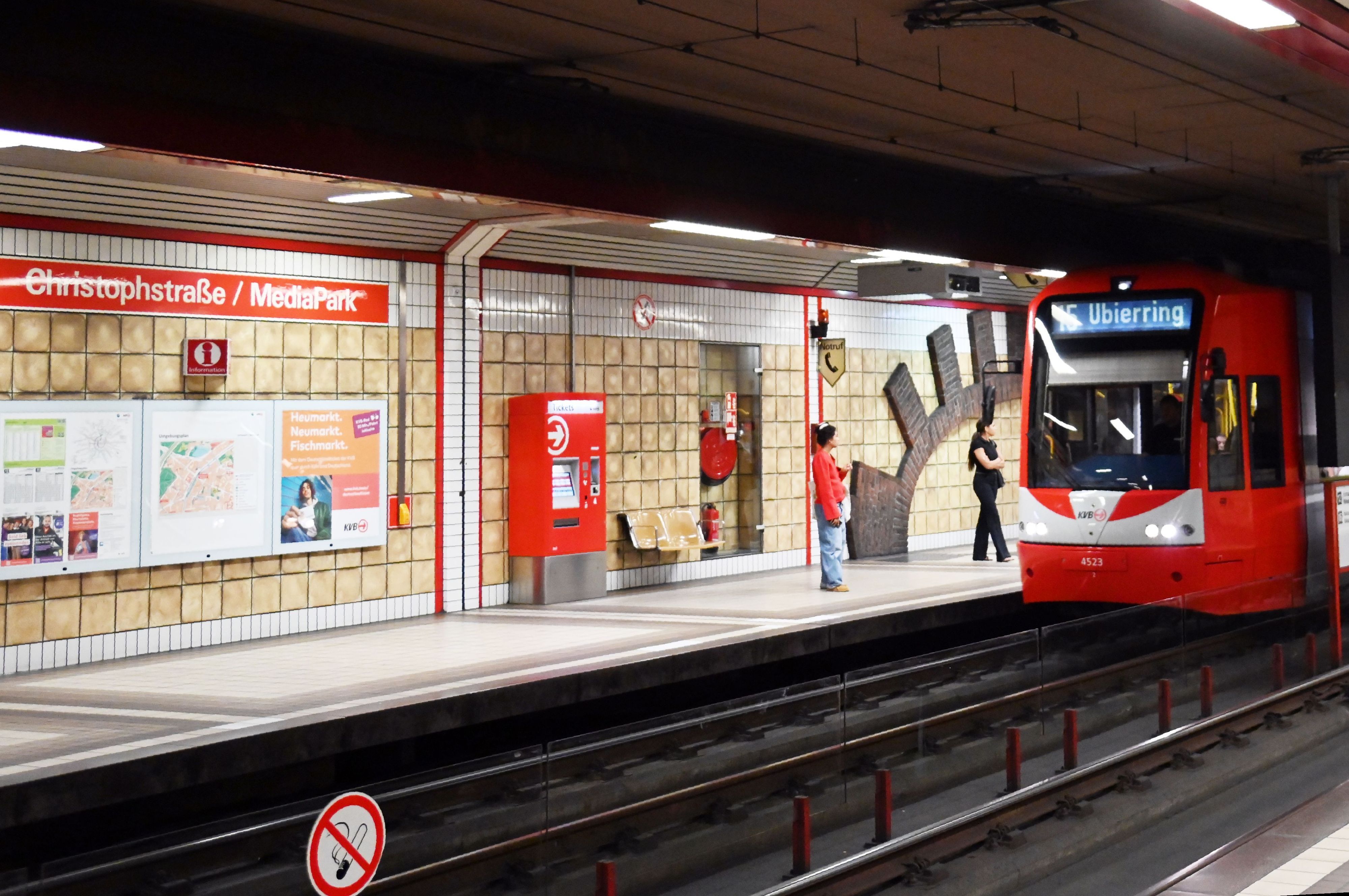 Eine Linie 15 der KVB an der Haltestelle Christophstraße.