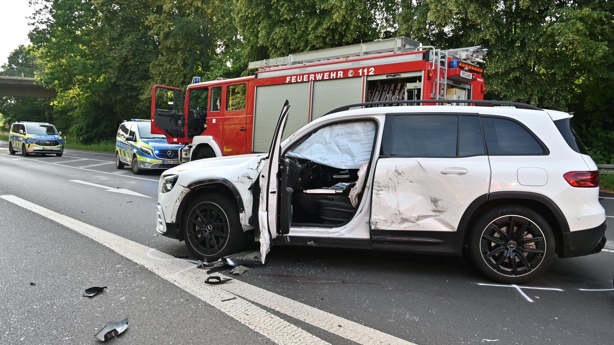 Die Spuren des Aufpralls des Motorradfahrers sind an der Hintertür des Mercedes deutlich zu sehen.