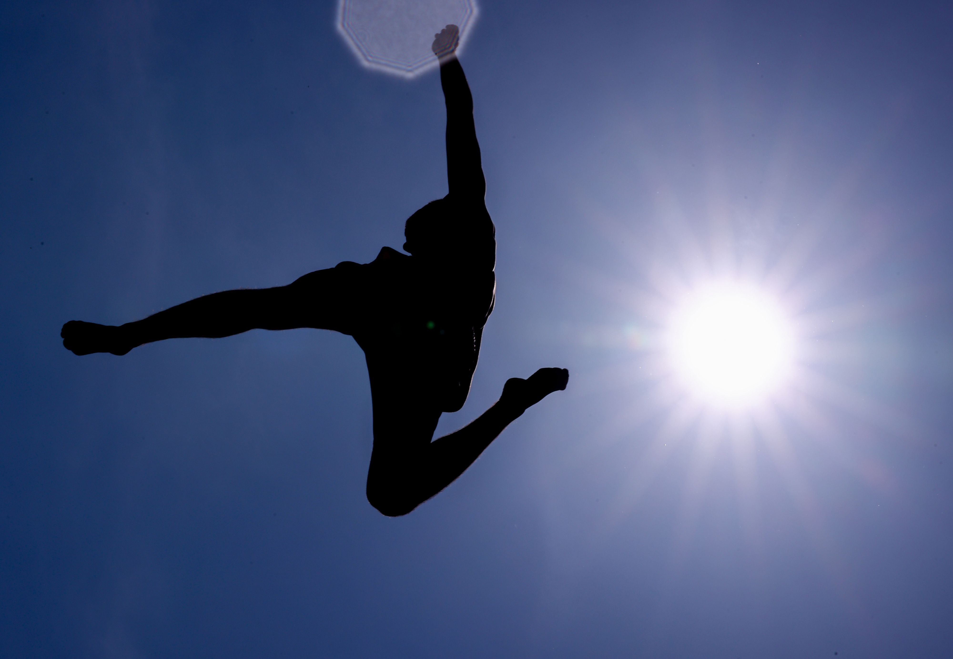 Ein junger Mann springt im Stadionbad in Köln vom 7,5-Meter-Turm. (Archivbild)