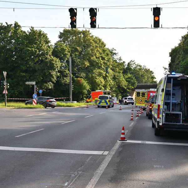 Auf der B477 in Bergheim-Niederaußem ist es zu einem schweren Verkehrsunfall gekommen. Ein Motorradfahrer verlor sein Leben.