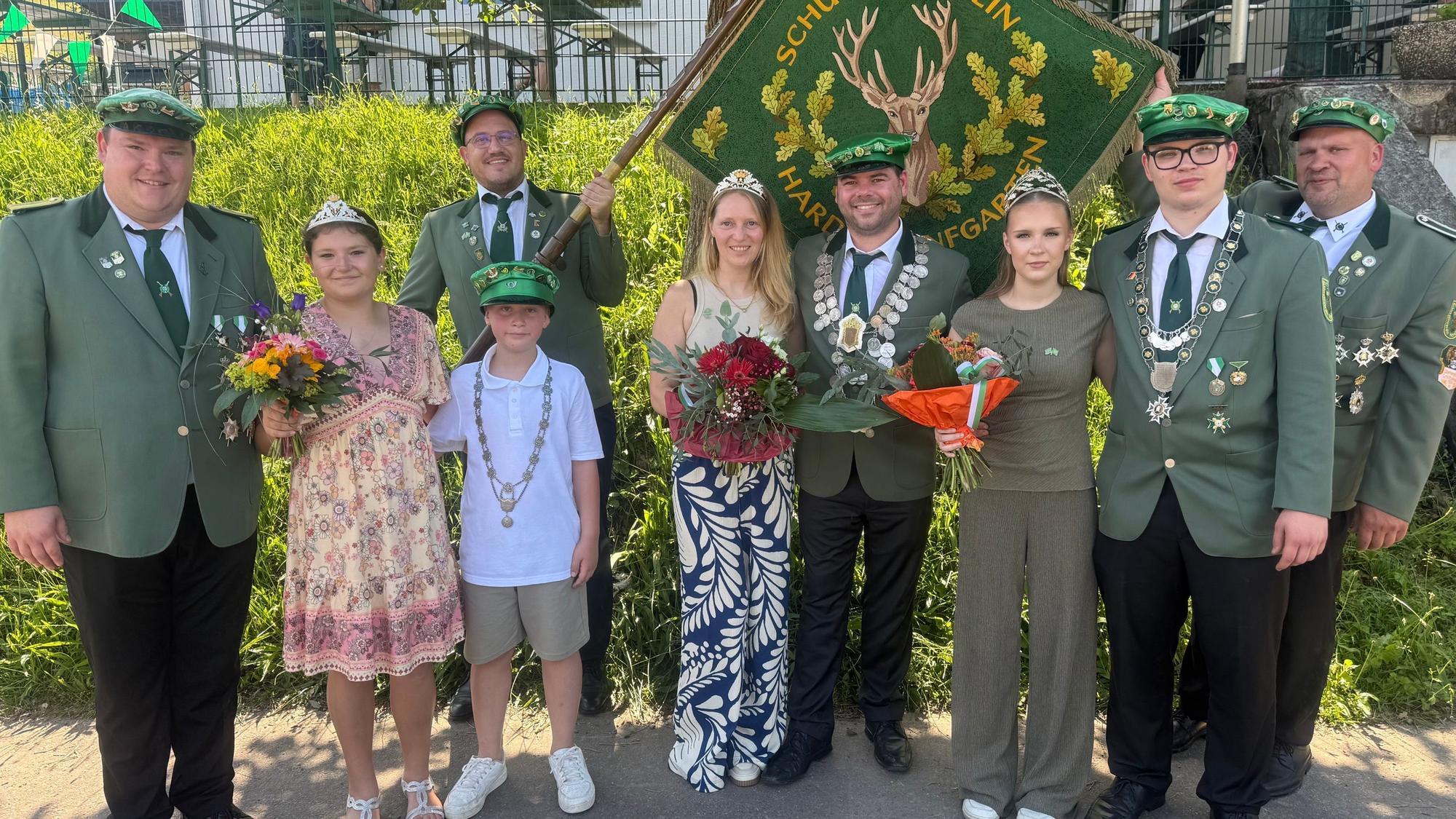 Die neuen Majestäten nach der Krönung.