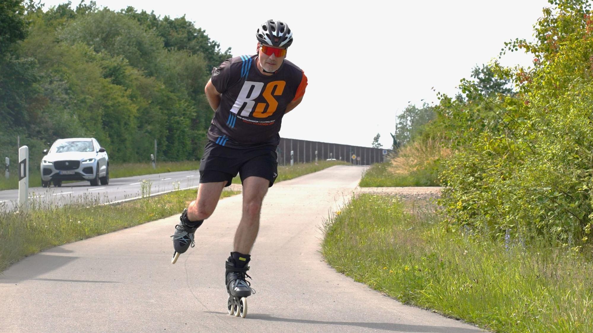 Das Foto zeigt einen Inline-Skater.