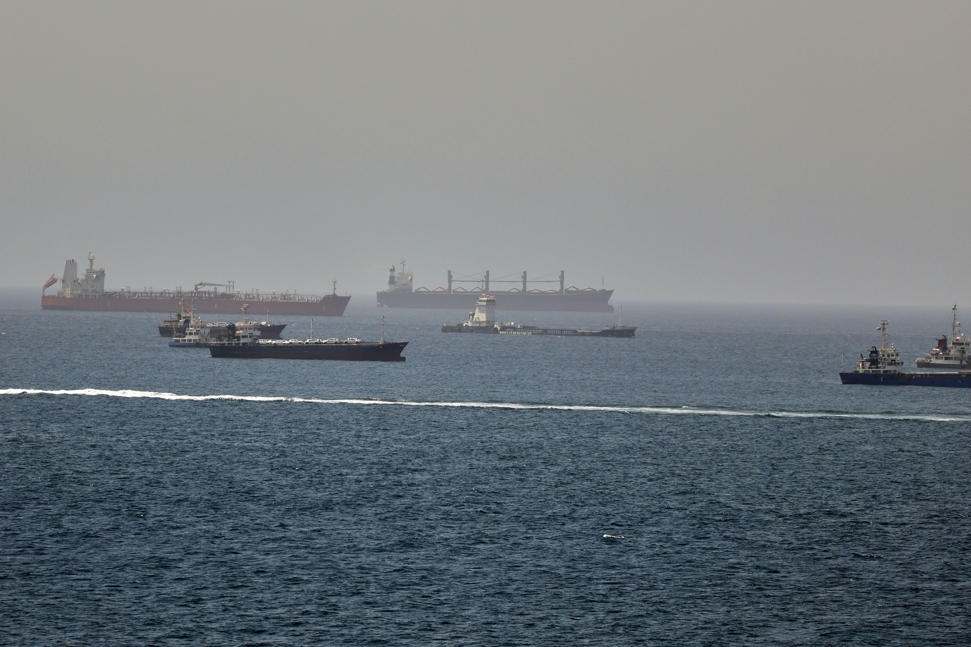 Im Golf von Oman, entlang der Schifffahrtsrouten zwischen der Straße von Hormus und dem Arabischen Meer, sind Tanker und Frachtschiffe zu sehen.