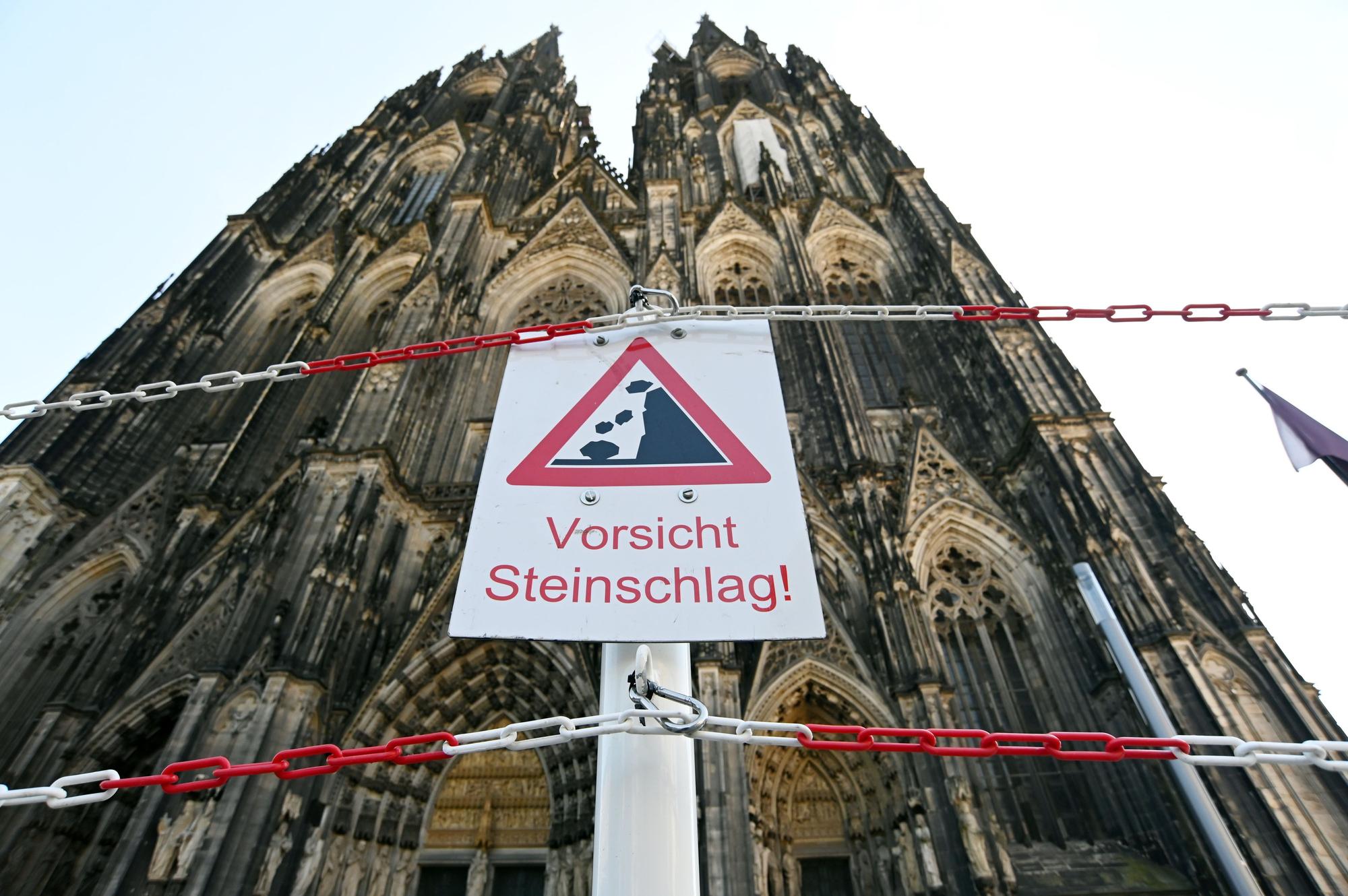 22.06.2026 Köln. Die westliche Domplatte ist zur Hälfte gesperrt. Steinschlaggefahr. Foto: Alexander Schwaiger