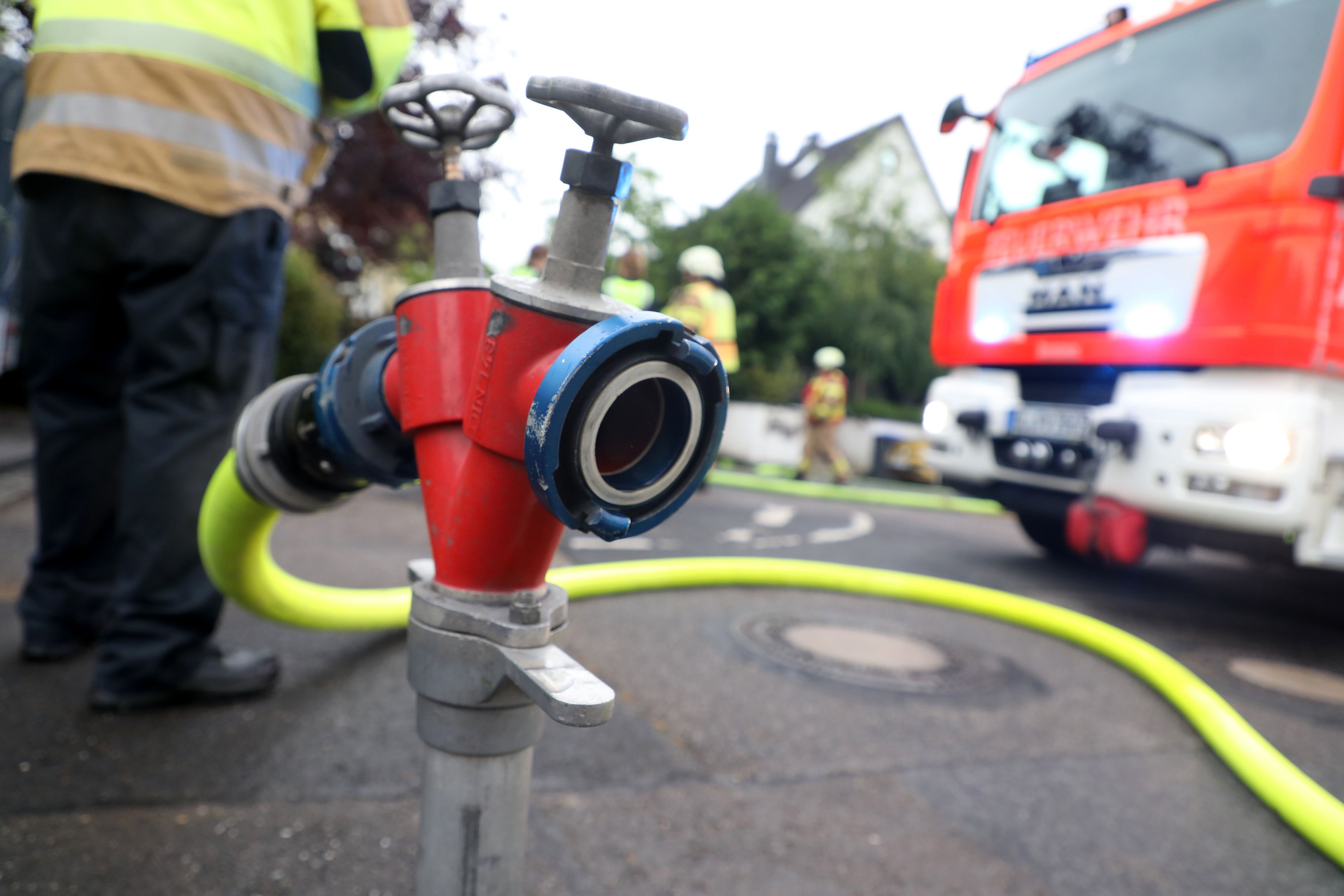 Die Kalscheurener Straße in Hürth war wegen eines Feuerwehreinsatzes nicht passierbar.