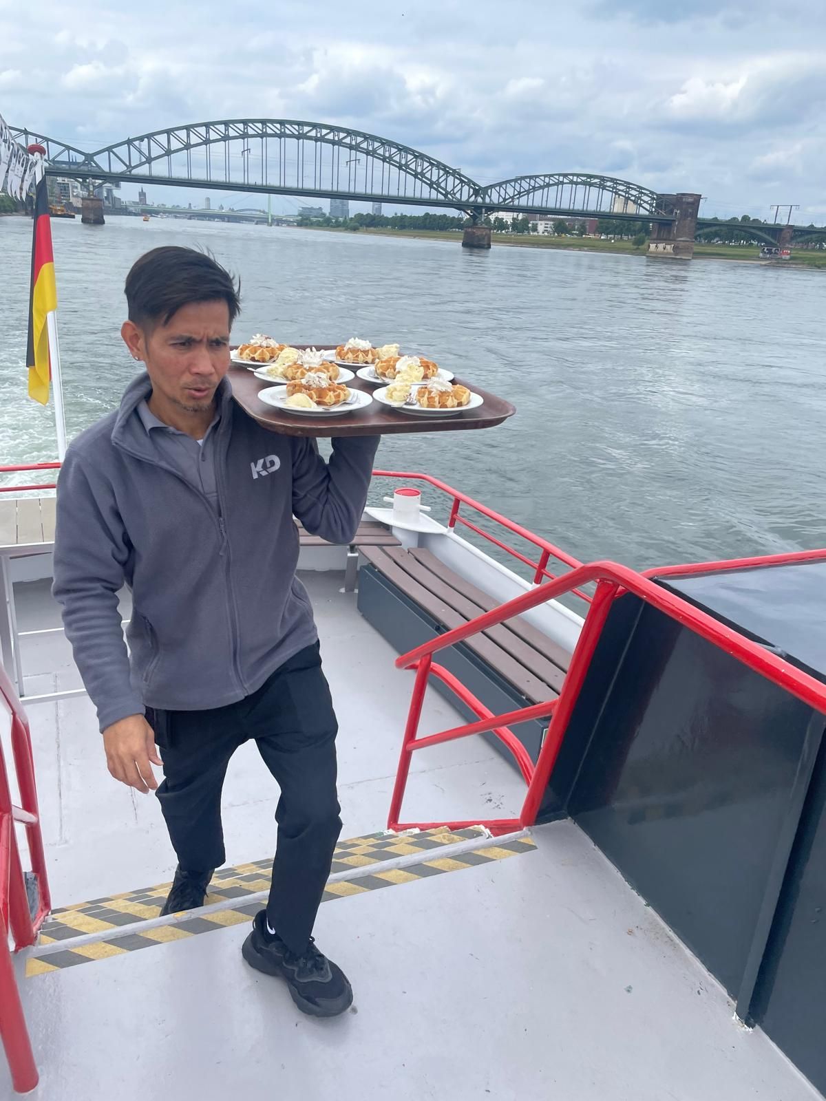 Schifffahrt auf dem Rhein: Zum Kaffee gibt's Waffeln mit Sahne und Eis.