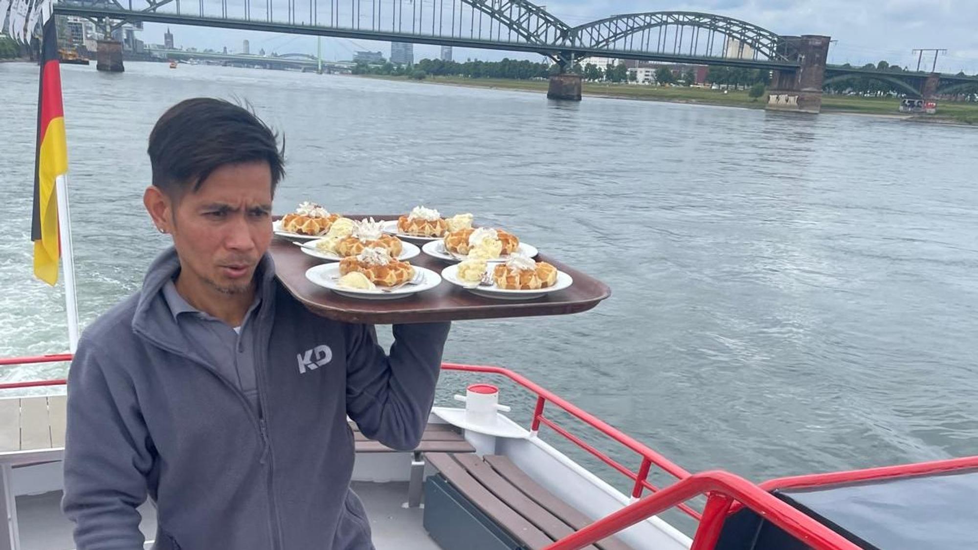 Schifffahrt auf dem Rhein: Zum Kaffee gibt's Waffeln mit Sahne und Eis.