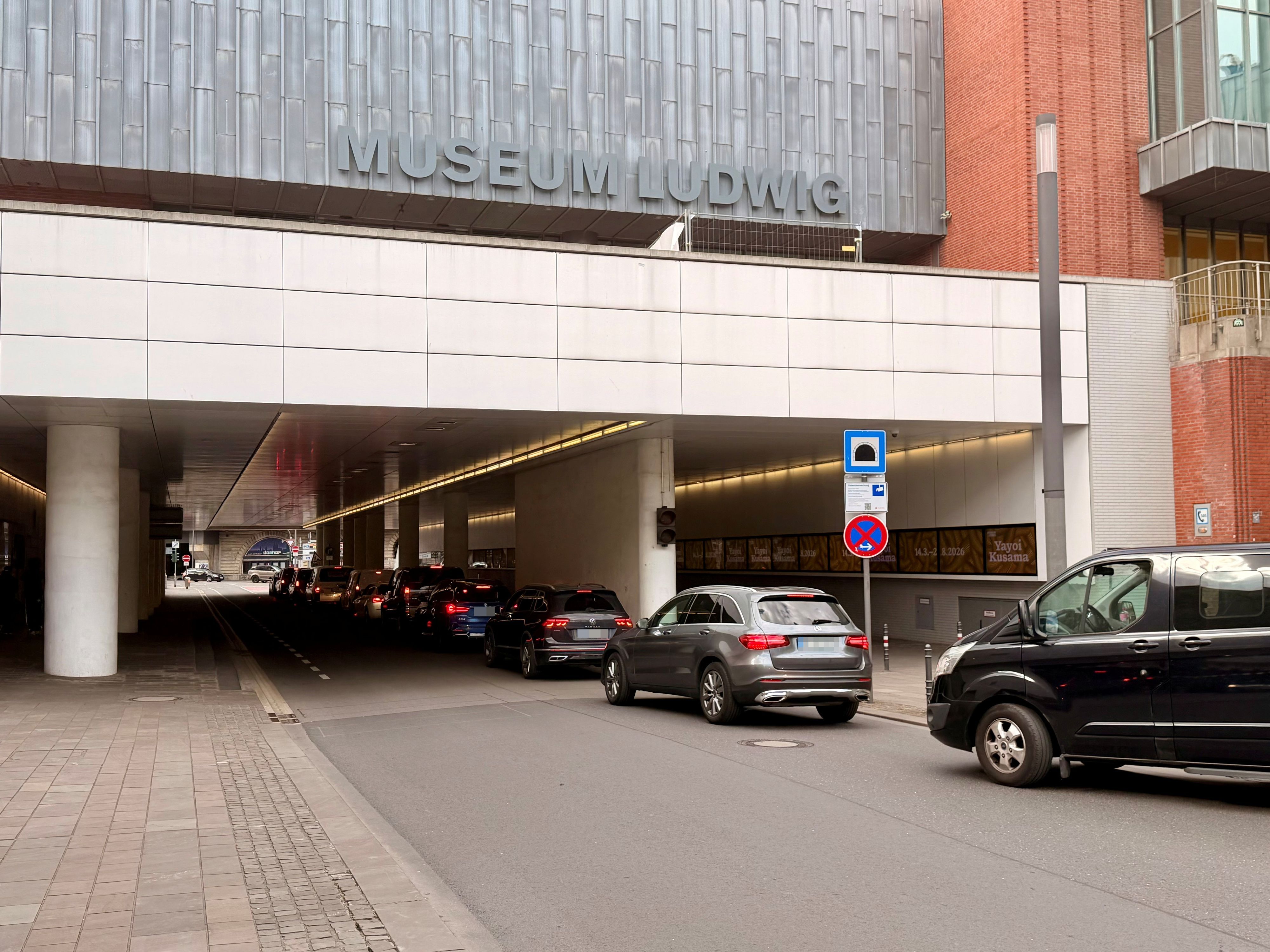 Stau an der Philharmonie in der Kölner Innenstadt