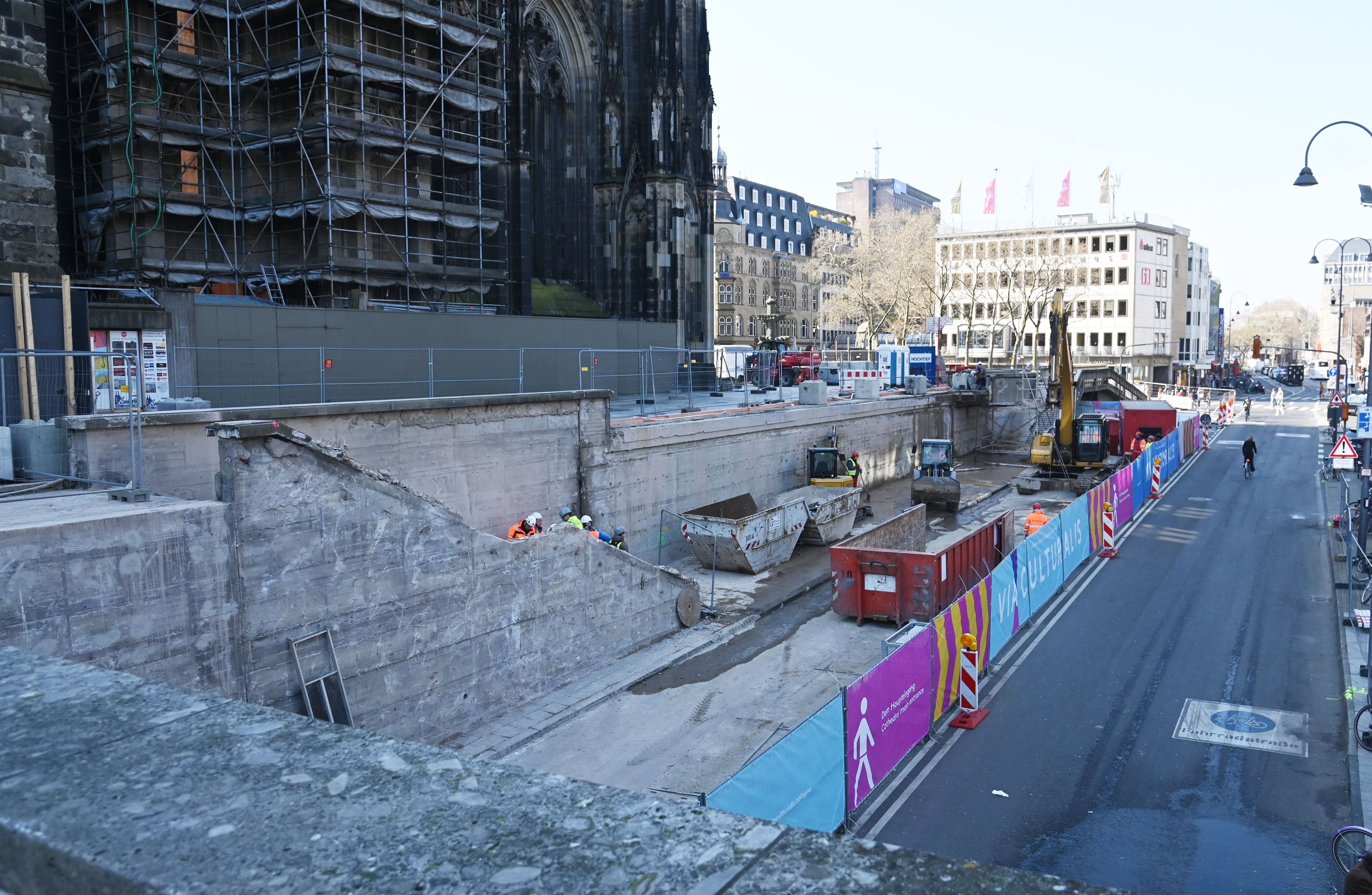 Die Bauarbeiten am Domsockel laufen. An der Trankgasse wird derzeit auch mit großem Gerät gearbeitet. Foto: Alexander Schwaiger
