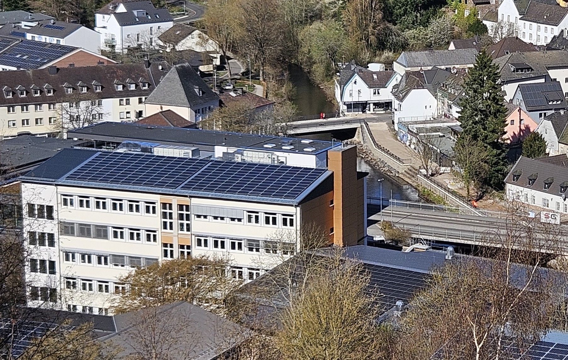 Block auf die Dächer des Johannes-Sturmius-Gymnasiums und der Sporthalle.