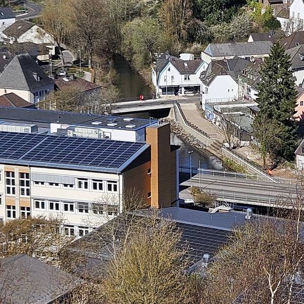 Block auf die Dächer des Johannes-Sturmius-Gymnasiums und der Sporthalle.