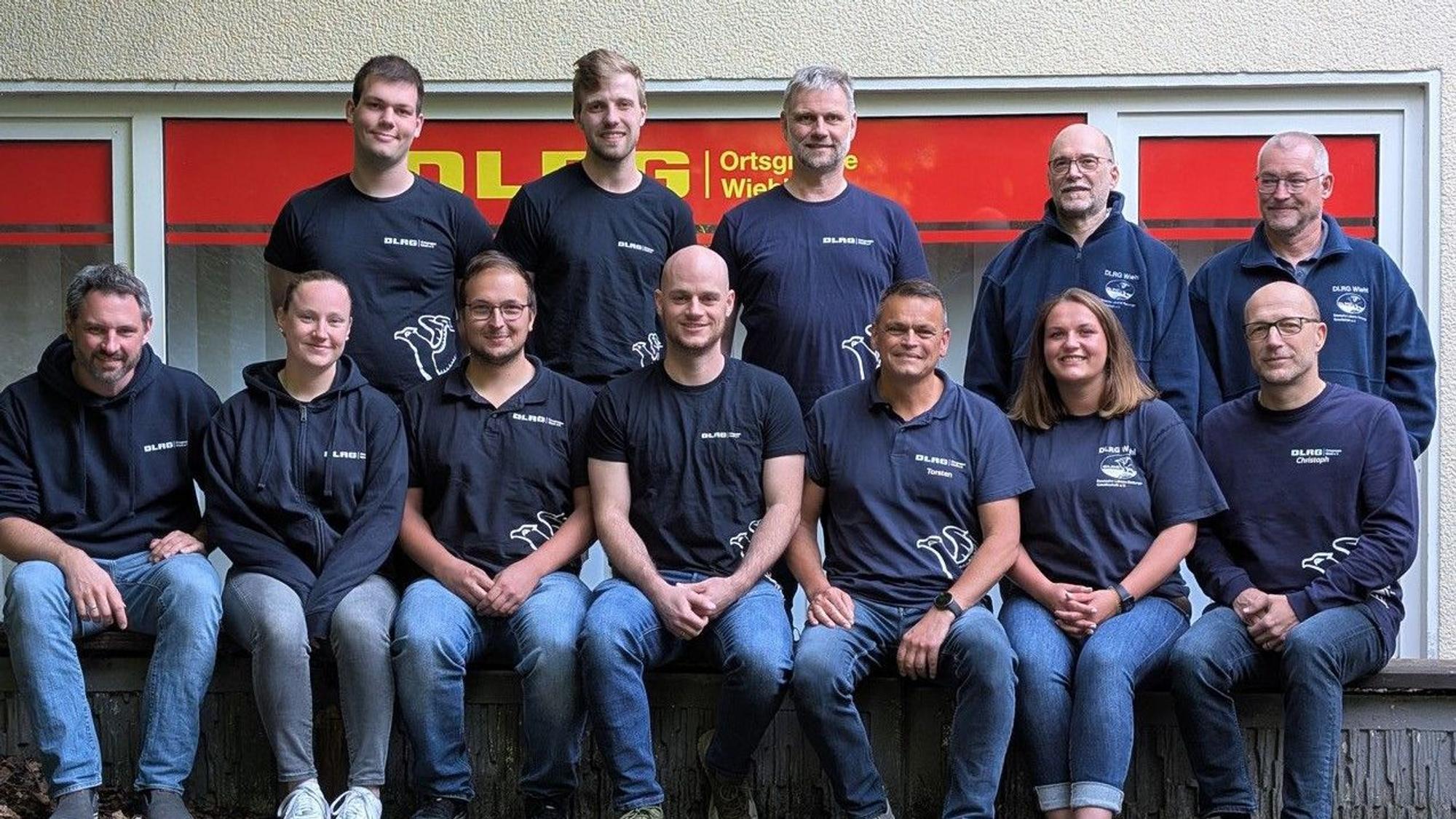EIne Gruppe von Menschen in blauen T-Shirts.