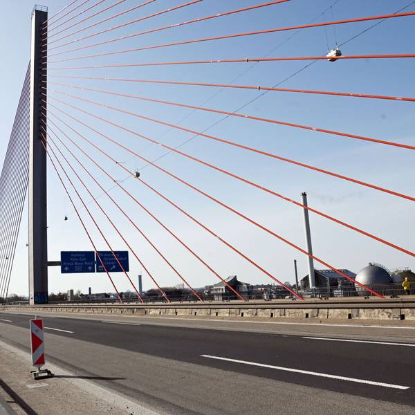 Die Autobahn A565 auf der Bonner Nordbrücke war zunächst für Lkw gesperrt worden. Anschließend wurde sie komplett gesperrt.
