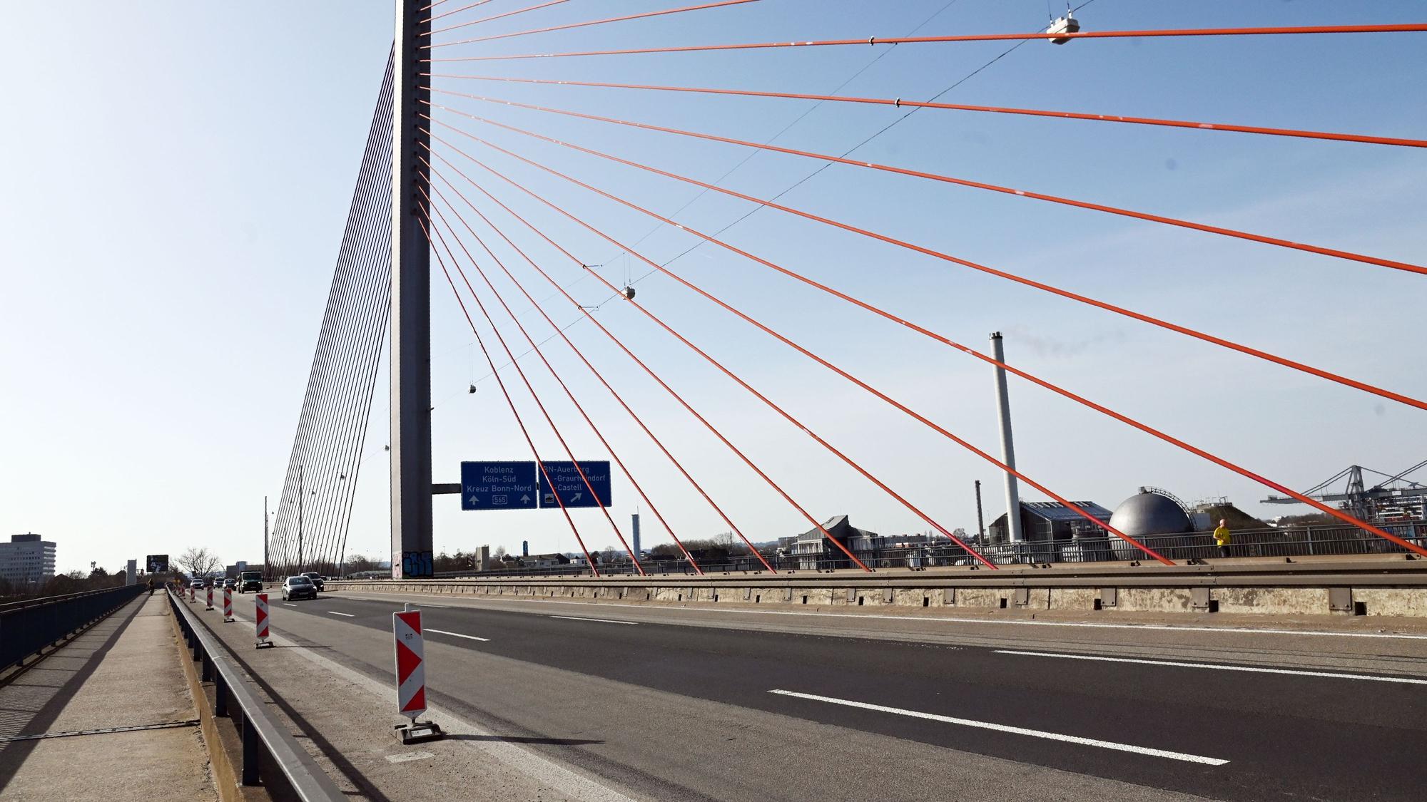 Die Autobahn A565 auf der Bonner Nordbrücke war zunächst für Lkw gesperrt worden. Anschließend wurde sie komplett gesperrt.