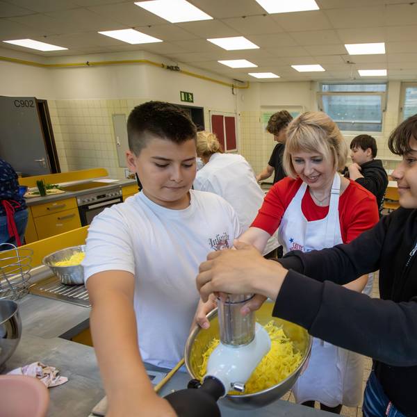 Beim Projekt Grenzgänger der Kopernikus-Hauptschule gehört auch das gemeinsame Kochen dazu.