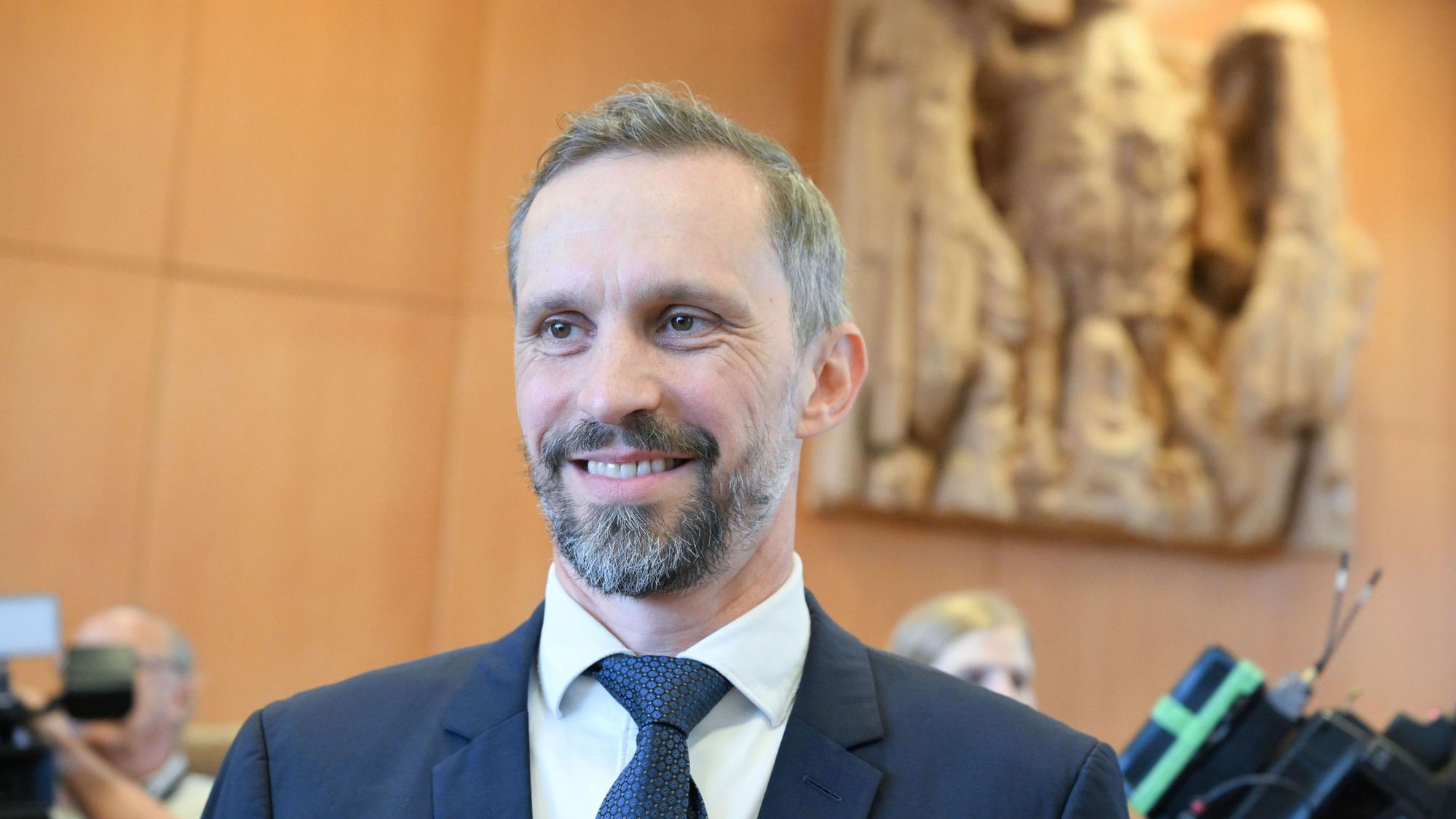 Florian Hager, ARD-Vorsitzender und Intendant des Hessischen Rundfunks, steht vor einer Verhandlung über die Rundfunkfinanzierung im Gerichtssaal.