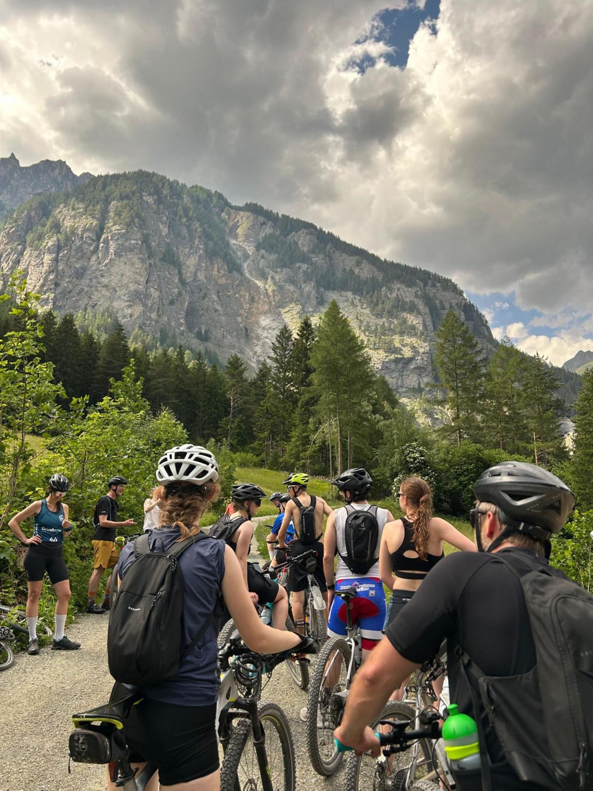 Fahrradfahrer vor einem Gebirgszug