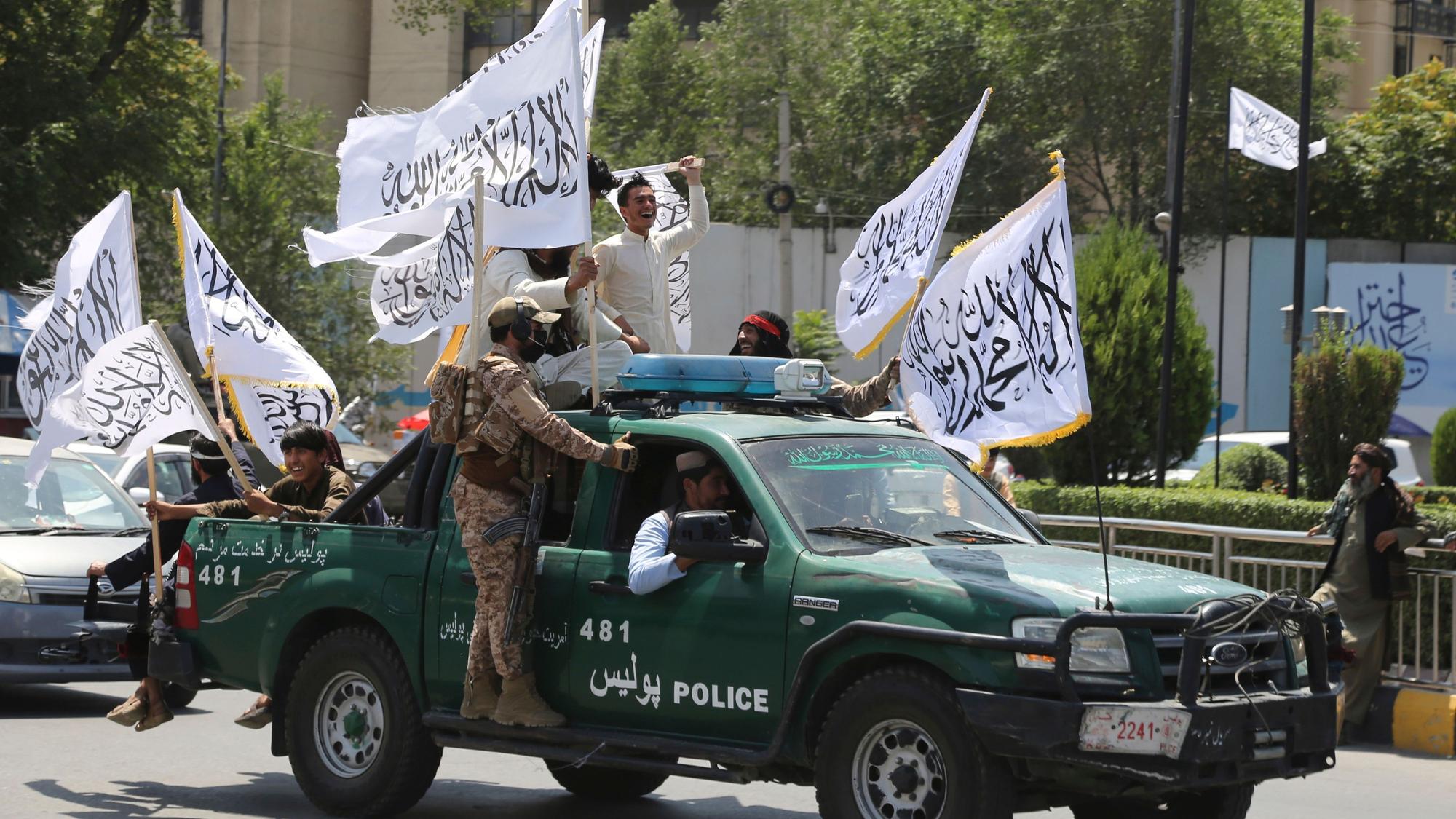 Taliban-Kämpfer feiern den dritten Jahrestag des Abzugs der US-geführten Truppen aus Afghanistan. Aus Europa sollen wieder mehr Menschen in ihre Heimat abgeschoben werden. (Archivbild)