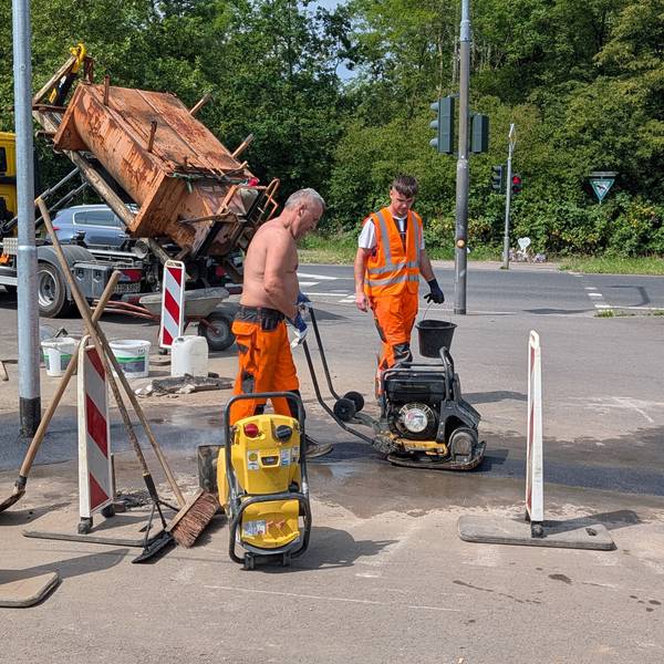 Das Foto zeigt die Bauarbeiten an der Ampelanlage.