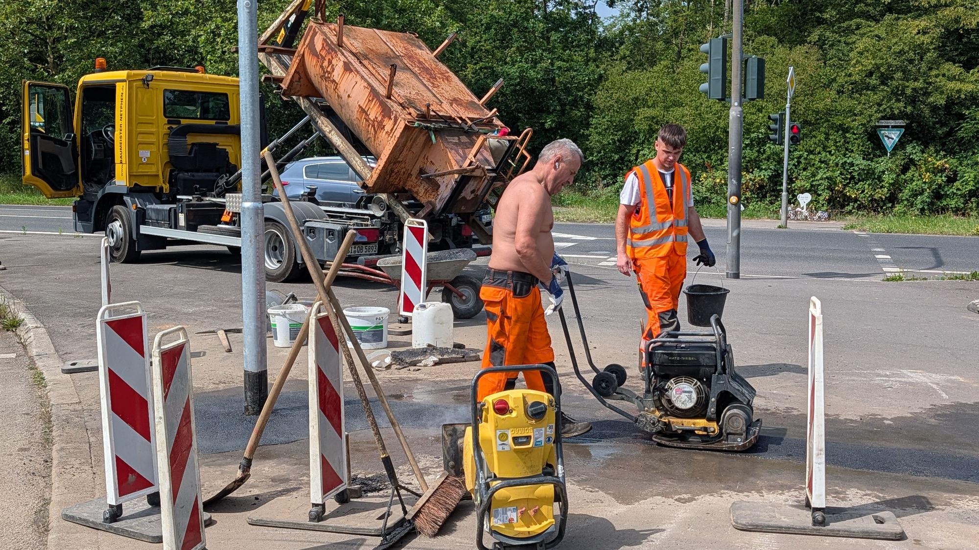 Das Foto zeigt die Bauarbeiten an der Ampelanlage.