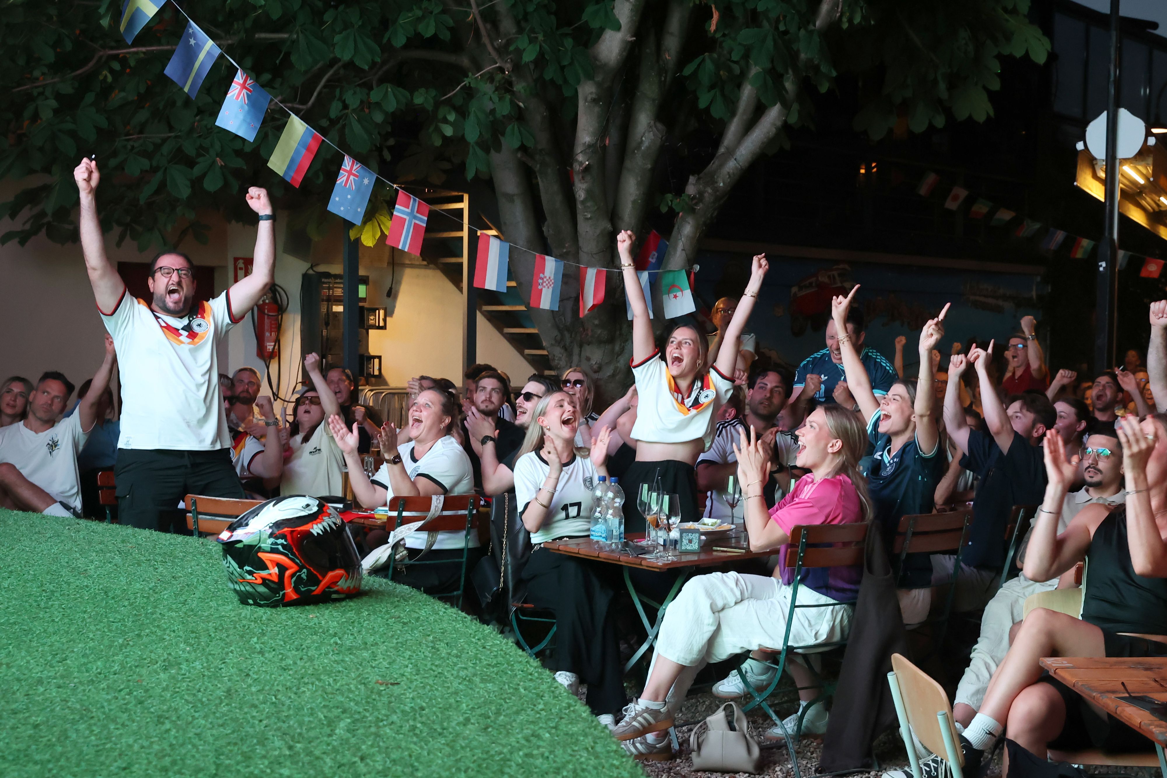 Fans der deutschen Nationalmannschaft verfolgen das Spiel gegen die Elfenbeinküste im Herbrand's.