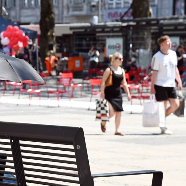 Hitzewelle in Köln: Am Neumarkt suchen die Menschen Abkühlung am Brunnen und im Schatten.