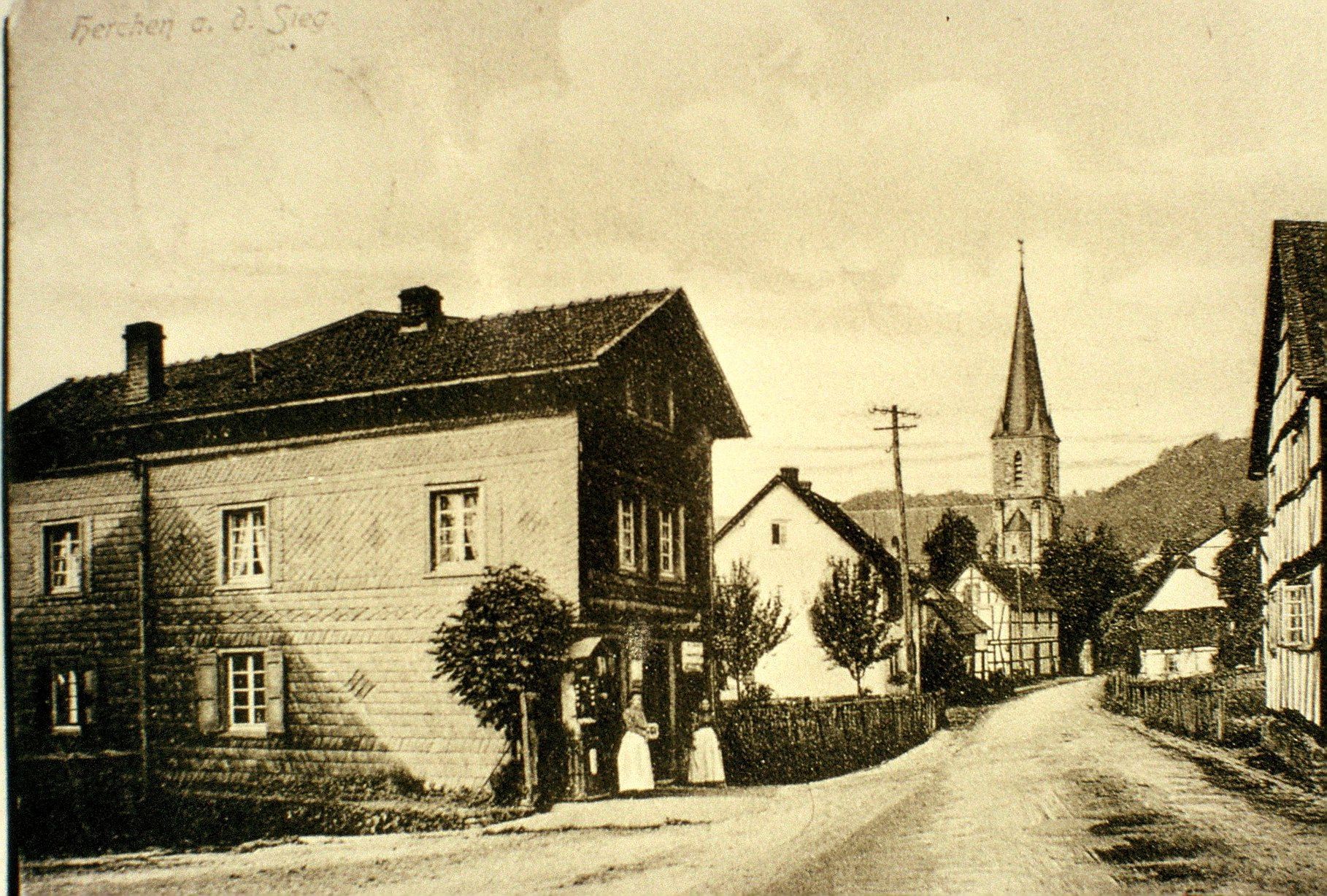 125 Jahre Bürger- und Verschönderungsverein Herchen
Die ländliche Idylle gefiel den Reichen und Schönen um den Düsseldorfer Malkasten. Für sie entstanden vorzeigbare Villen, die heute noch das Ortsbild prägen.