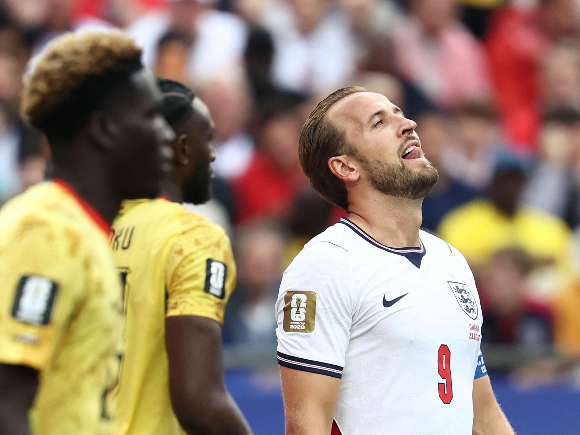 Harry Kane legt den Kopf in den Nacken und streckt die Zunge raus.