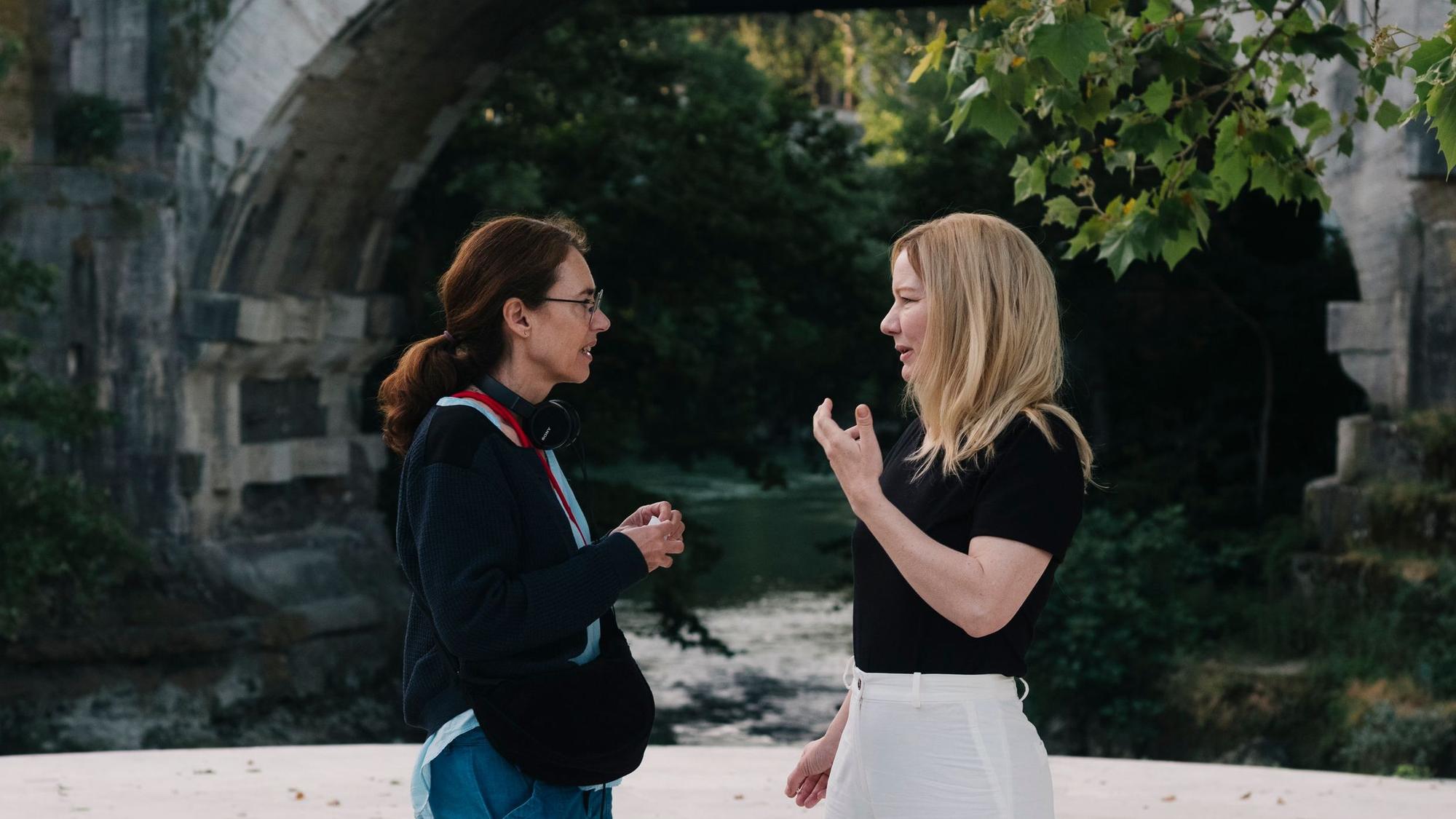 Regina Schilling (l.) und Sandra Hüller bei den Dreharbeiten in Rom.