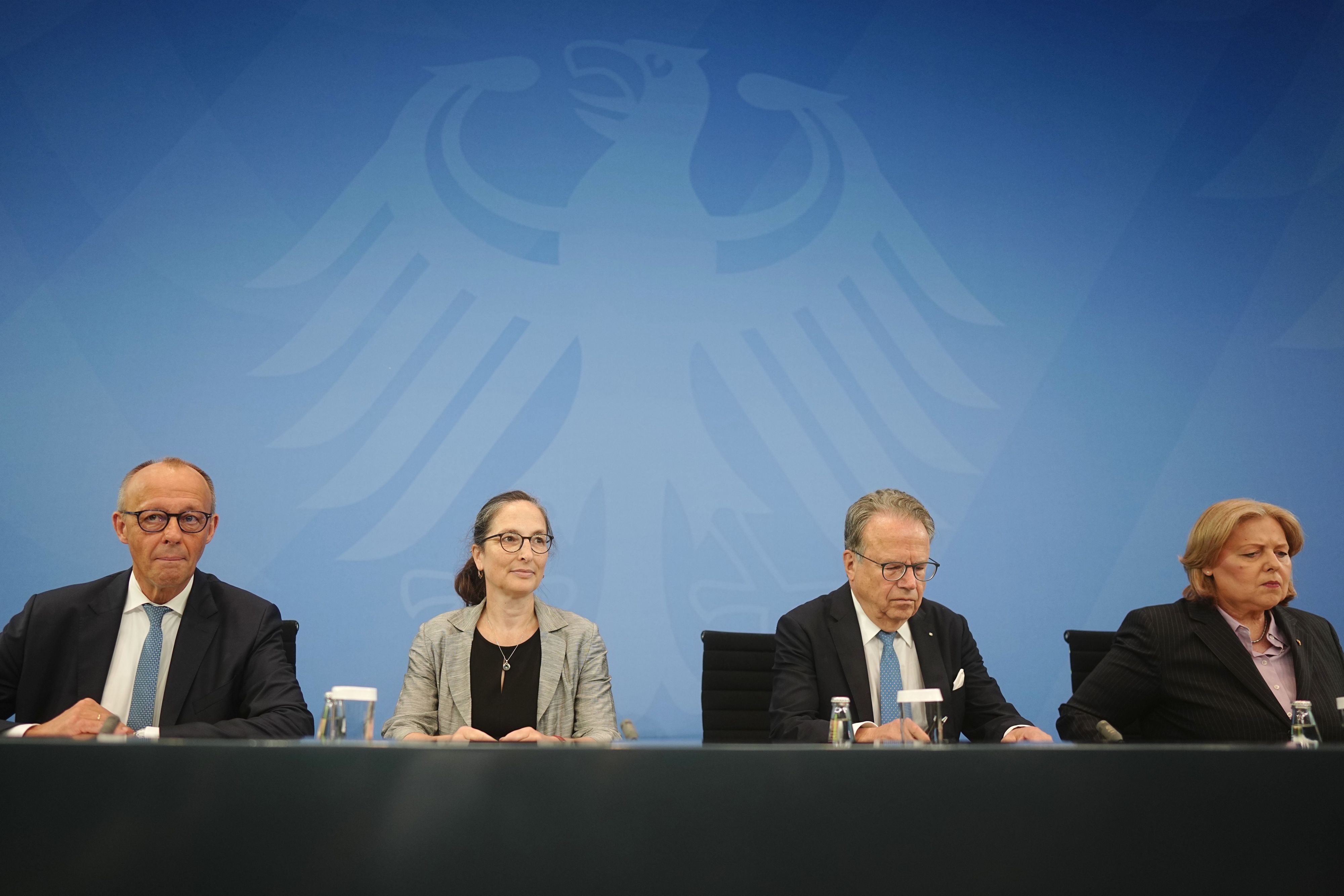 Bundeskanzler Friedrich Merz (CDU, l.) und Bärbel Bas (SPD, r.), Bundesministerin für Arbeit und Soziales und SPD-Parteivorsitzende, geben zum Bericht der Alterssicherungskommission über umfassende Schritte als Grundlage für eine Rentenreform der schwarz-roten Bundesregierung mit den Vorsitzenden der Kommission Constanze Janda und Frank-Jürgen Weise eine Pressekonferenz.