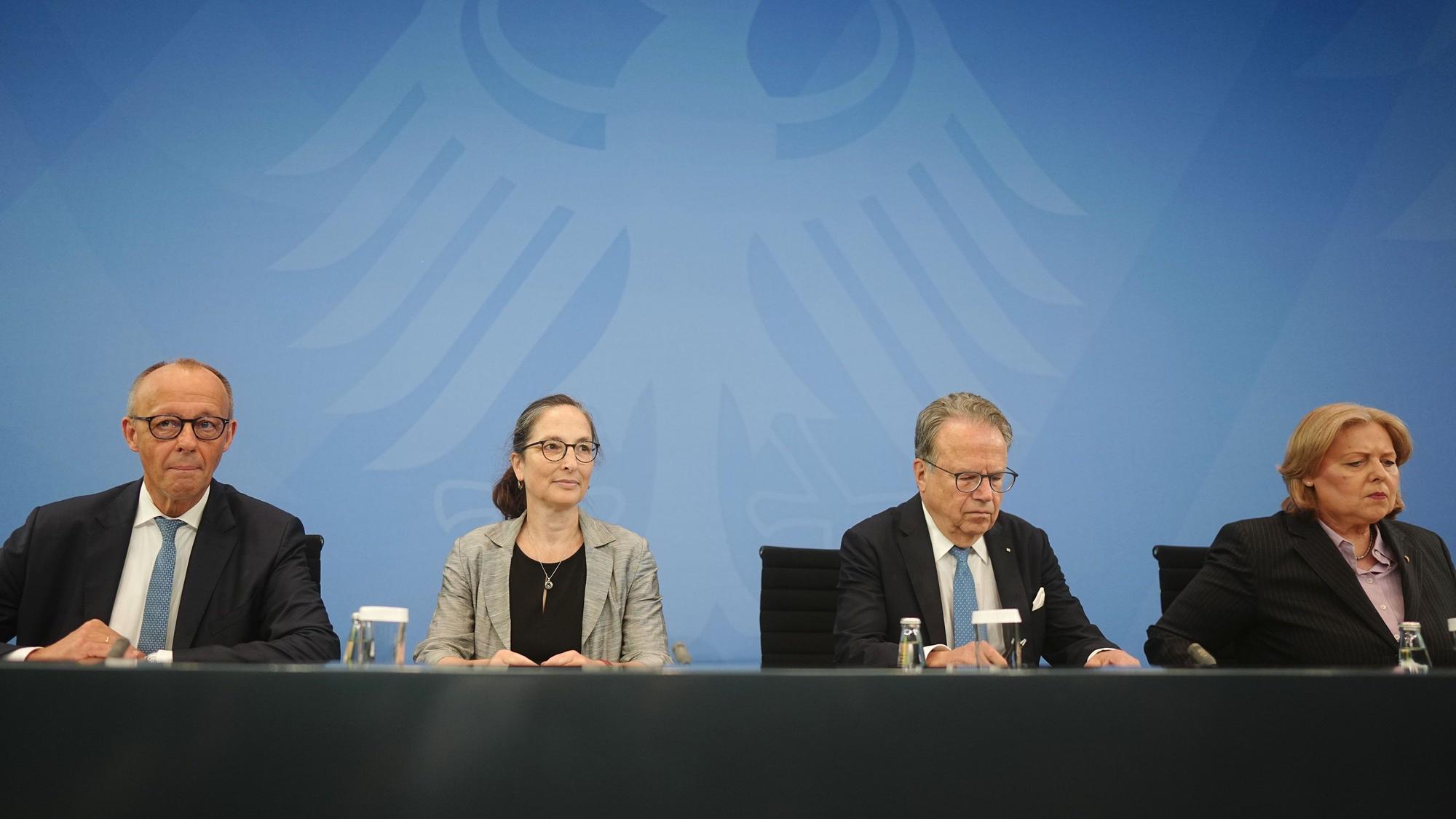Bundeskanzler Friedrich Merz (CDU, l.) und Bärbel Bas (SPD, r.), Bundesministerin für Arbeit und Soziales und SPD-Parteivorsitzende, geben zum Bericht der Alterssicherungskommission über umfassende Schritte als Grundlage für eine Rentenreform der schwarz-roten Bundesregierung mit den Vorsitzenden der Kommission Constanze Janda und Frank-Jürgen Weise eine Pressekonferenz.