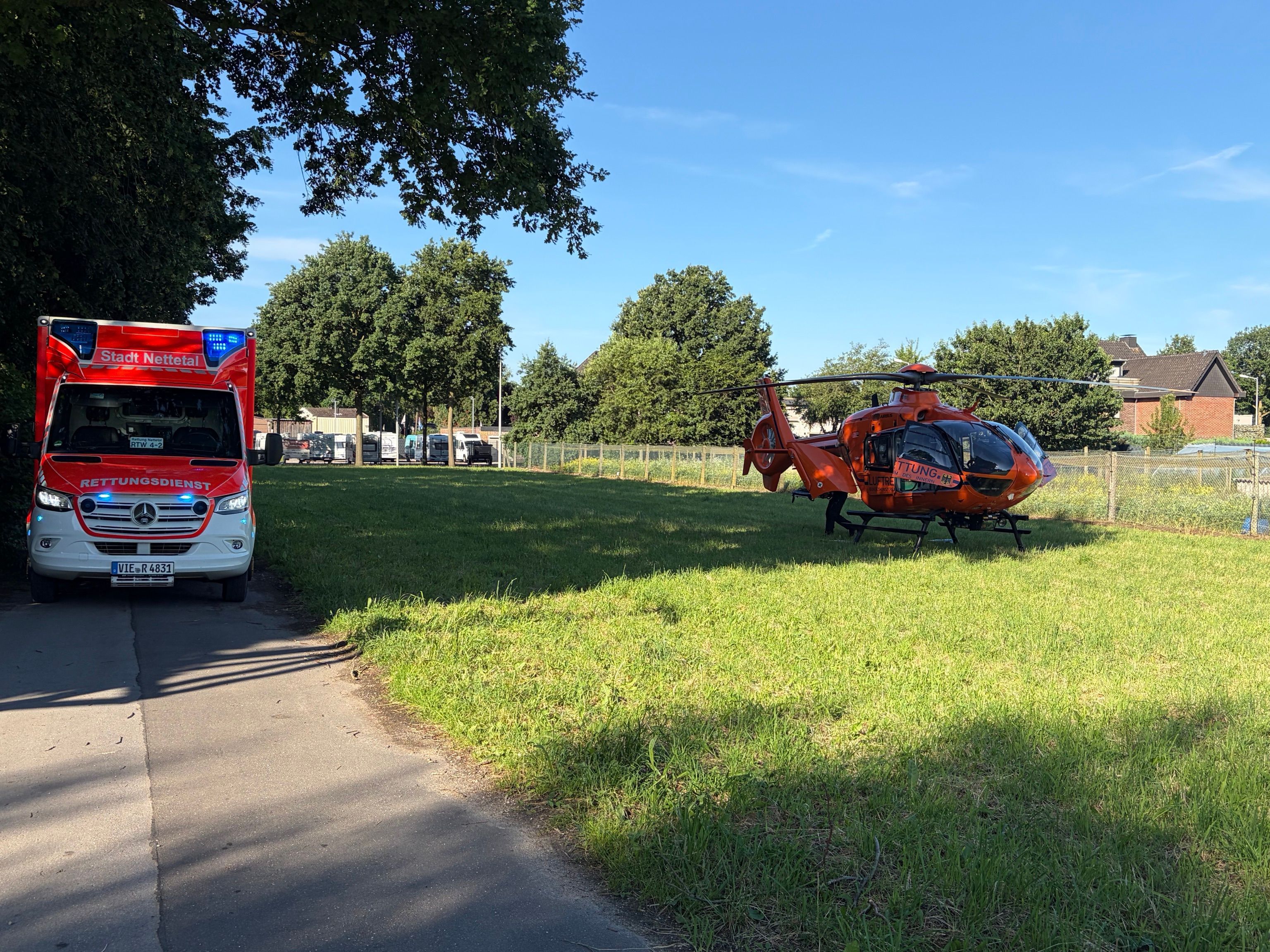 Ein Rettungshubschrauber wurde nach der Auseinandersetzung in Nettetal angefordert. Für eine Frau kam jedoch jede Hilfe zu spät.