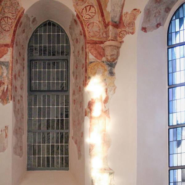 Eine Wandmalerei im Sonnenlicht.