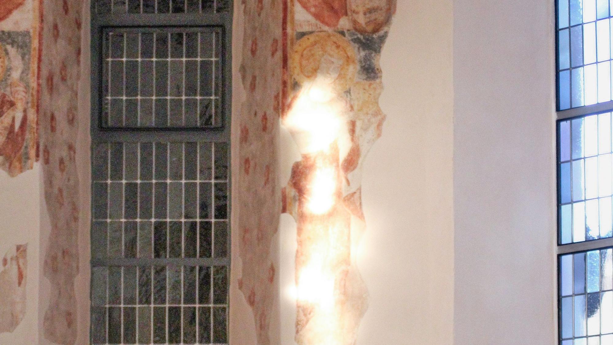Eine Wandmalerei im Sonnenlicht.