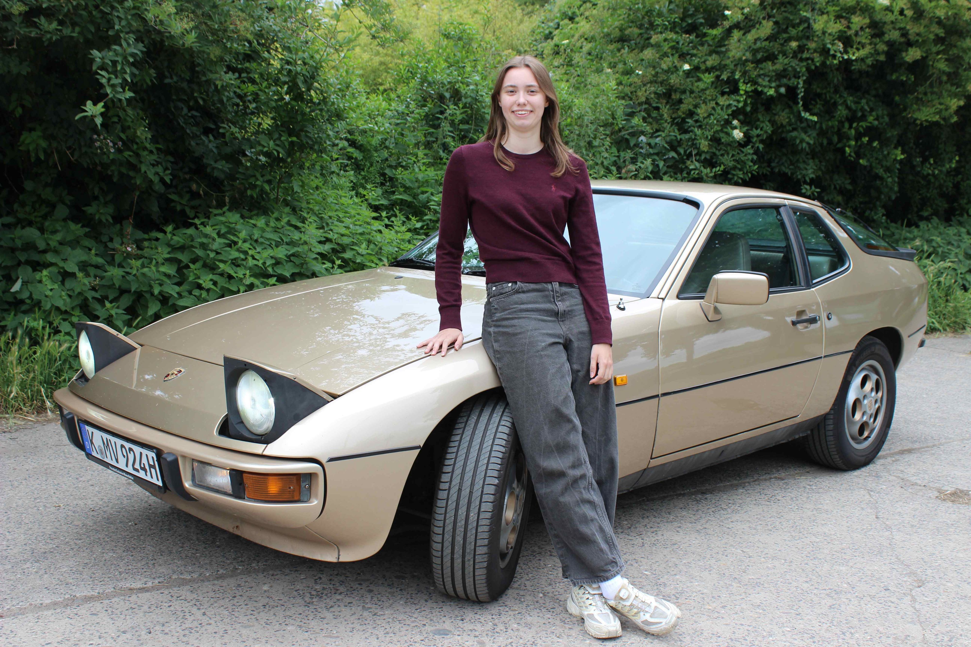 Viktoria Ernst steht vor ihrem Porsche