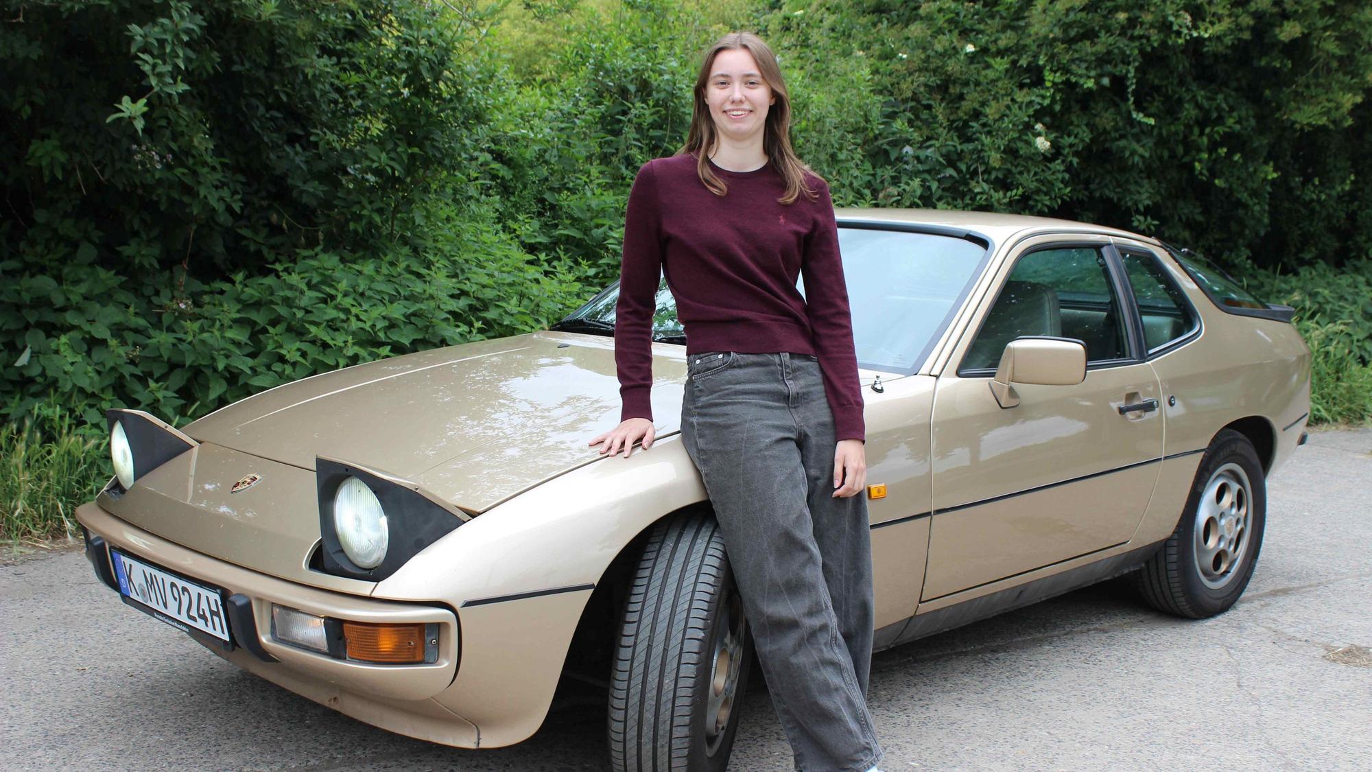 Viktoria Ernst steht vor ihrem Porsche