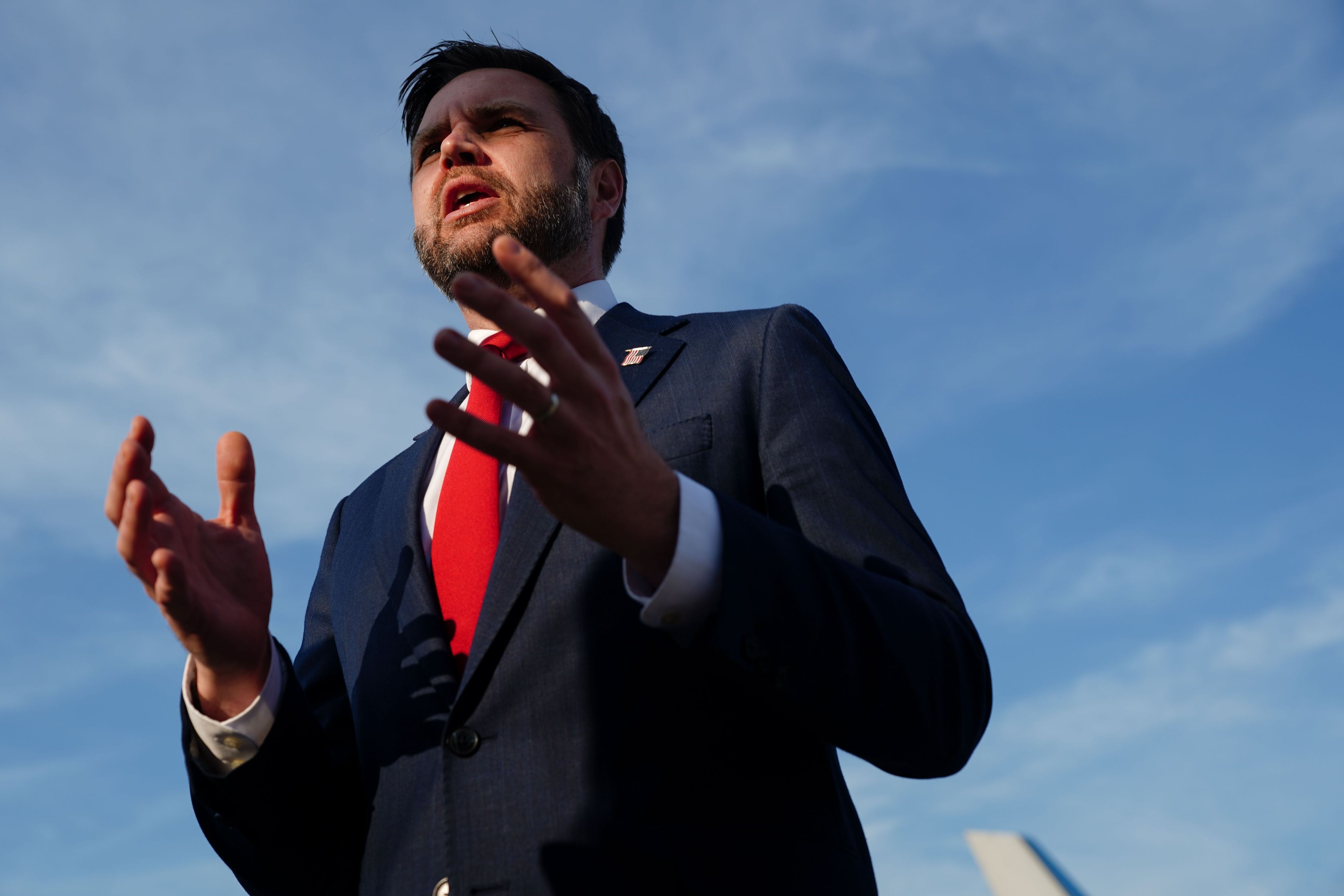 Der US-Vizepräsident JD Vance spricht auf dem Militärflugplatz Emmen mit Medienvertretern, bevor er an Bord der «Air Force Two» geht, nachdem die USA und der Iran auf dem Gipfel am Vierwaldstättersee Gespräche auf hoher Ebene geführt hatten.